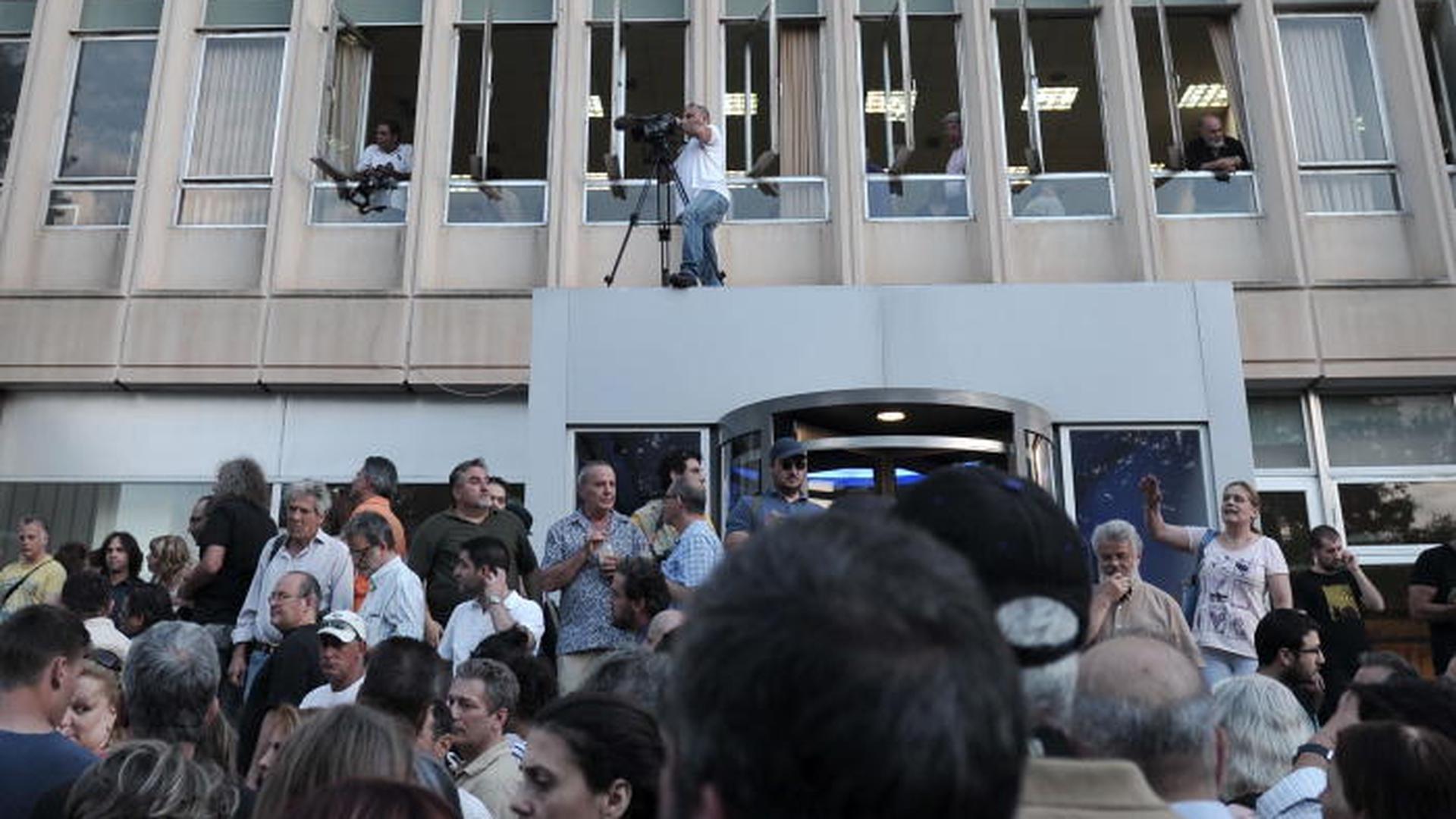 Milhares de pessoas acorreram ao edifício da televisão pública grega para protestar contra o seu encerramento