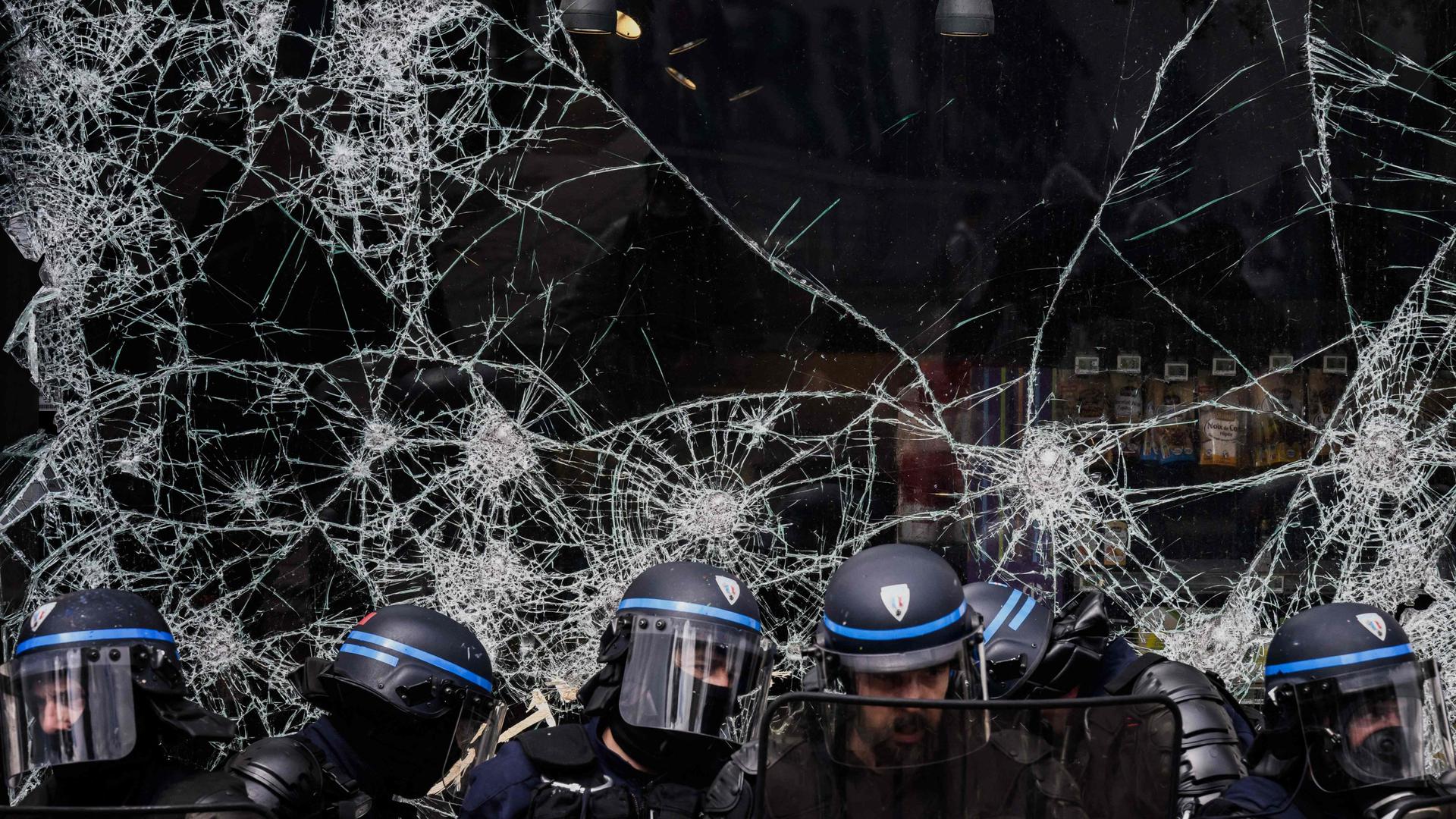 Mais de uma centena de polícias ficaram feridos esta segunda-feira nos confrontos com manifestantes em França, nas manifestações do 1.º de Maio, que levaram à detenção de 291 pessoas, 