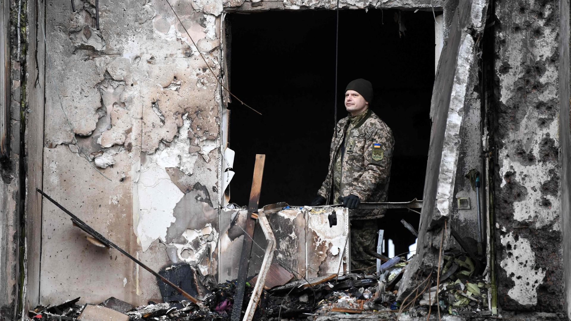 Os militares russos aproximaram-se esta sexta-feira de Kiev e foram ouvidos tiros no centro da capital ucraniana.