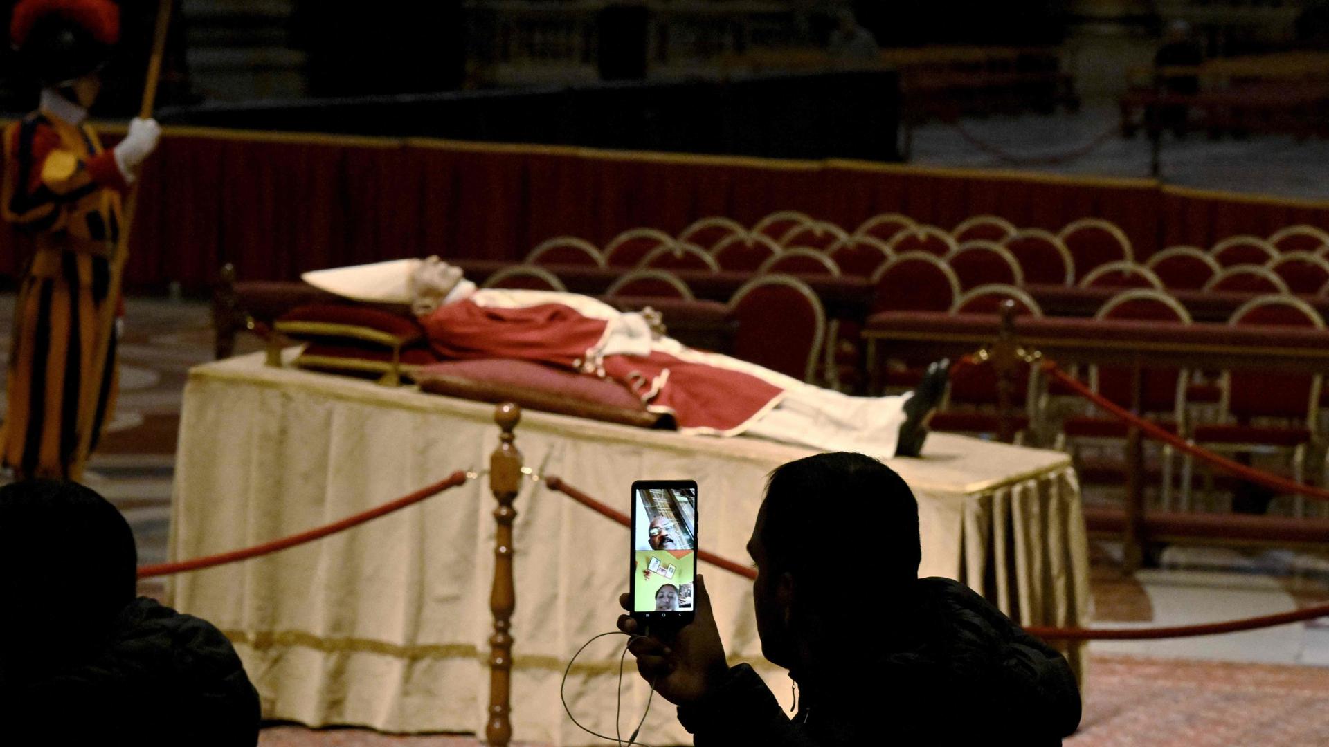 As cerimónias fúnebres do Papa emérito Bento XVI iniciaram-se esta segunda-feira, dia 2, com o velório na Basílica de São Pedro, Vaticano.