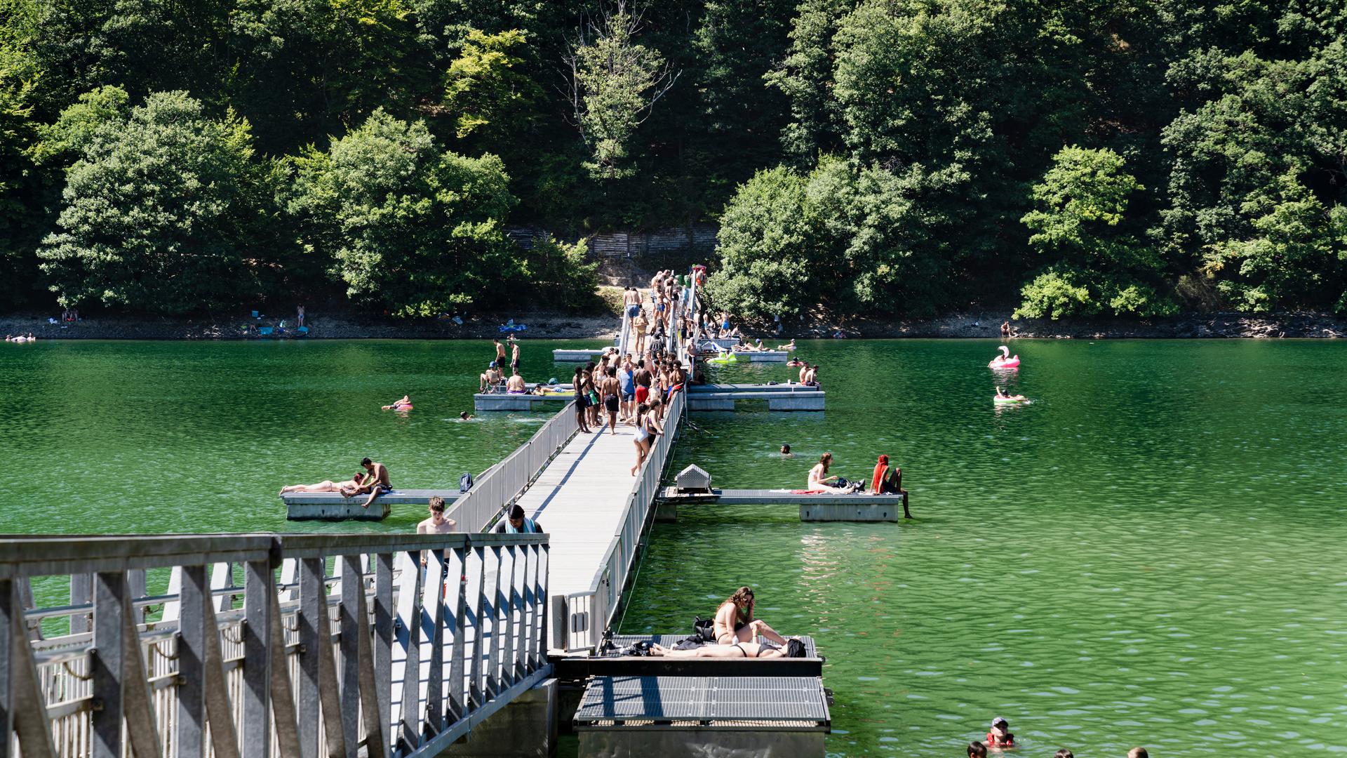 Quando o tempo de Verão é bom, muitos visitantes são normalmente atraídos para o Obersauerstausee.