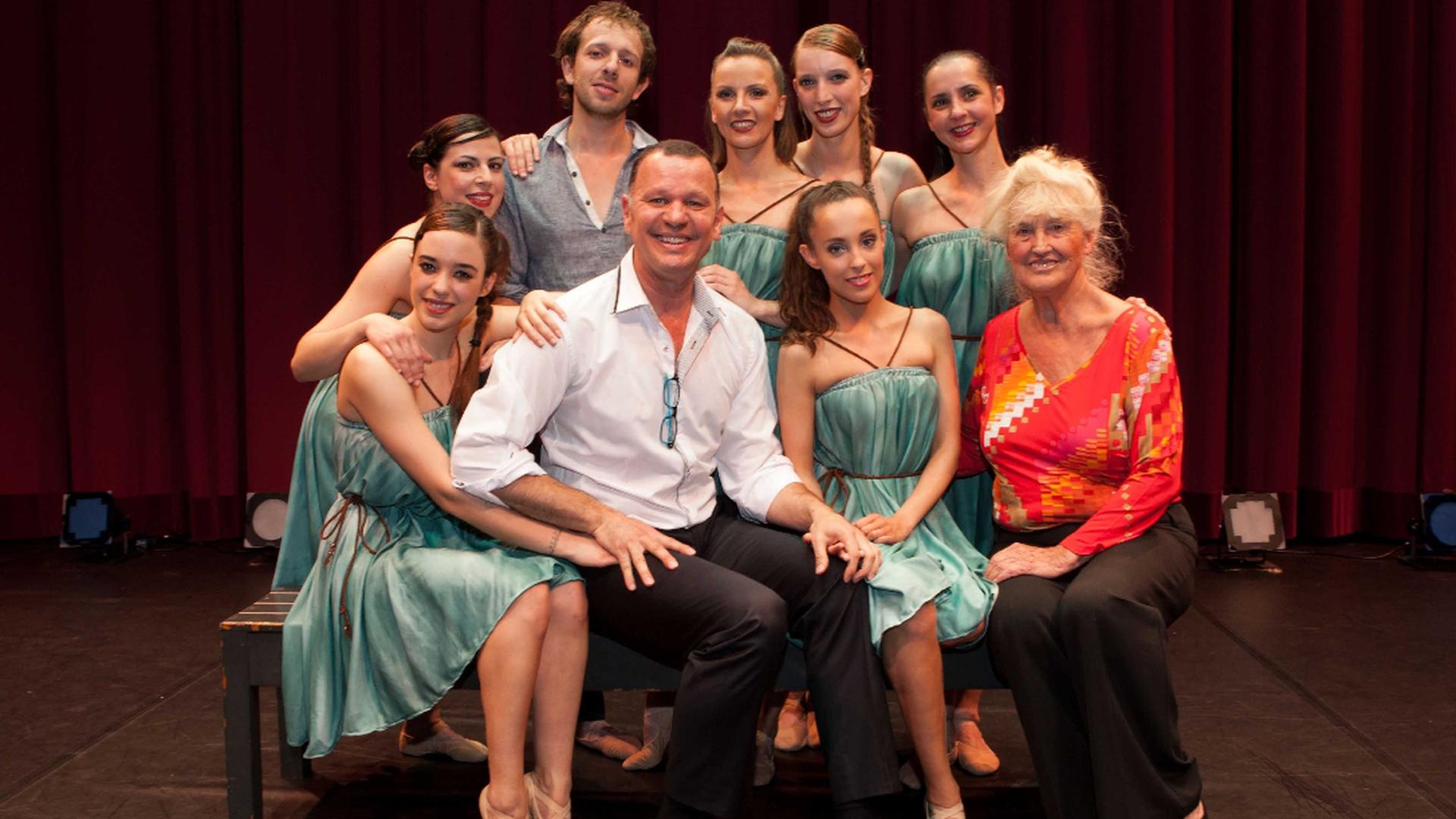 O grupo de sete bailarinos com o coreógrafo Moa Nunes (ao centro) e Christel Schockmel (à direita)