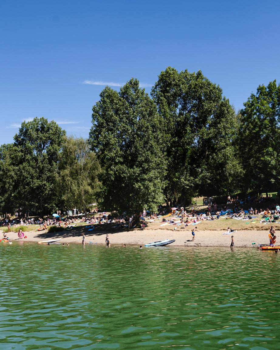 Muitas pessoas são atraídas para o lago em busca de um refresco.
