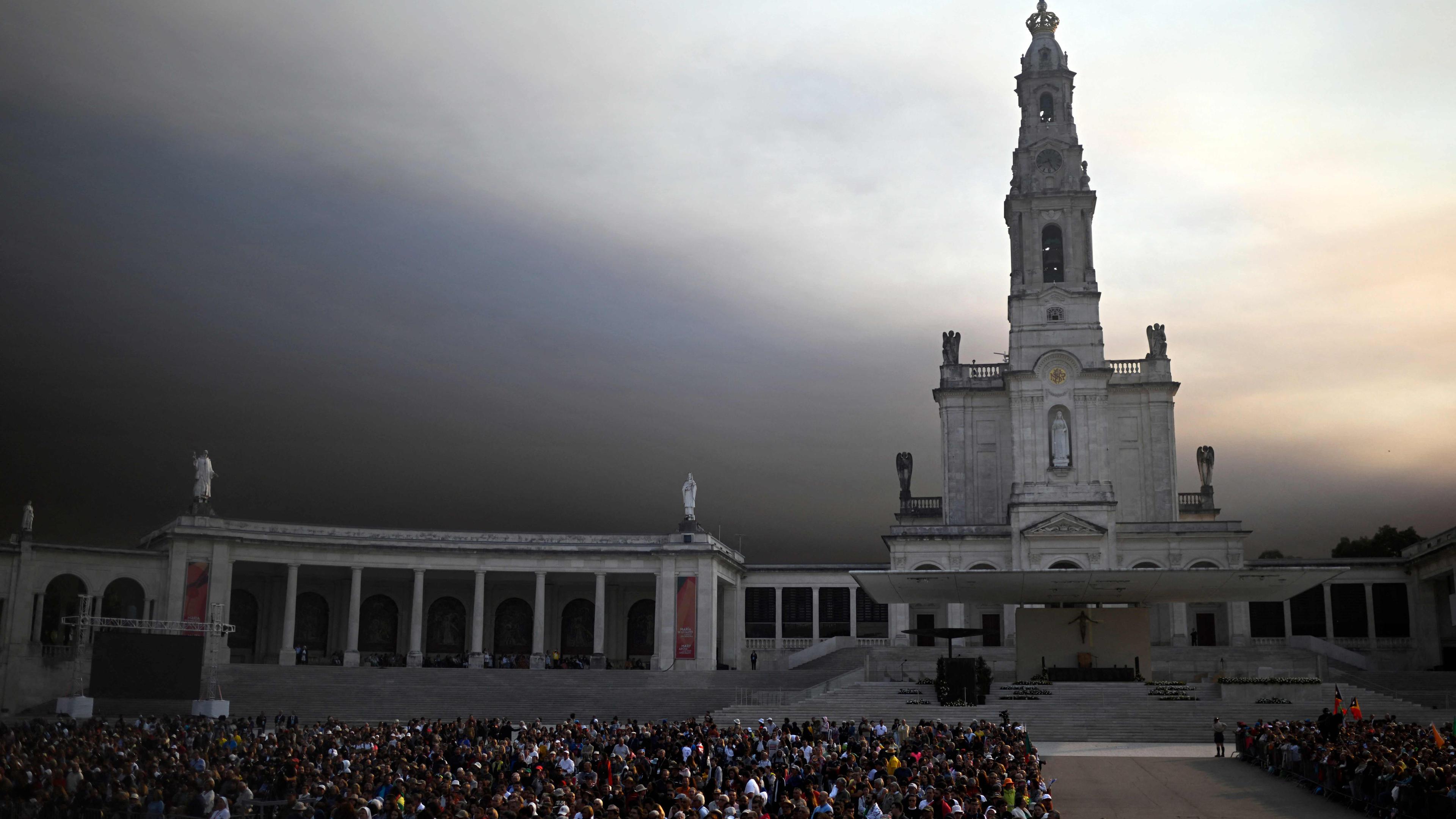 TOPSHOT - Pilgrims gather at daybreak in the Sanctuary of Our Lady of Fatima, before the visit of Pope Francis, in Fatima on August 5, 2023. Around one million pilgrims from all over the world will attend the World Youth Day, the largest Catholic gathering in the world, created in 1986 by John Paul II. (Photo by Patricia DE MELO MOREIRA / AFP)