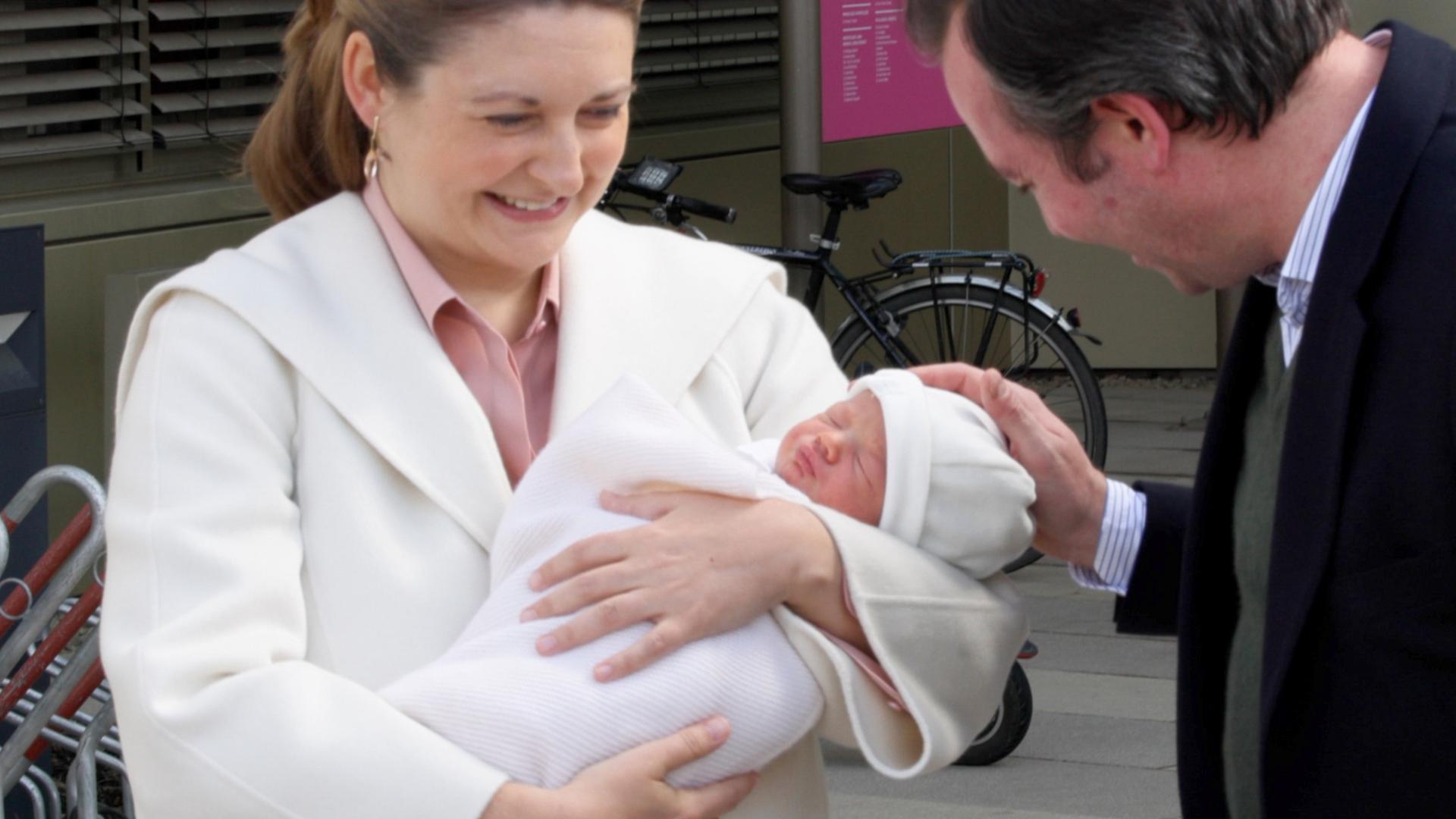 A princesa herdeira Stéphanie e o seu filho François, nascido há quatro dias, deixaram esta quinta-feira a maternidade. O pai Guillaume e o pequeno Charles foram buscar a mãe e o novo bebé real.
