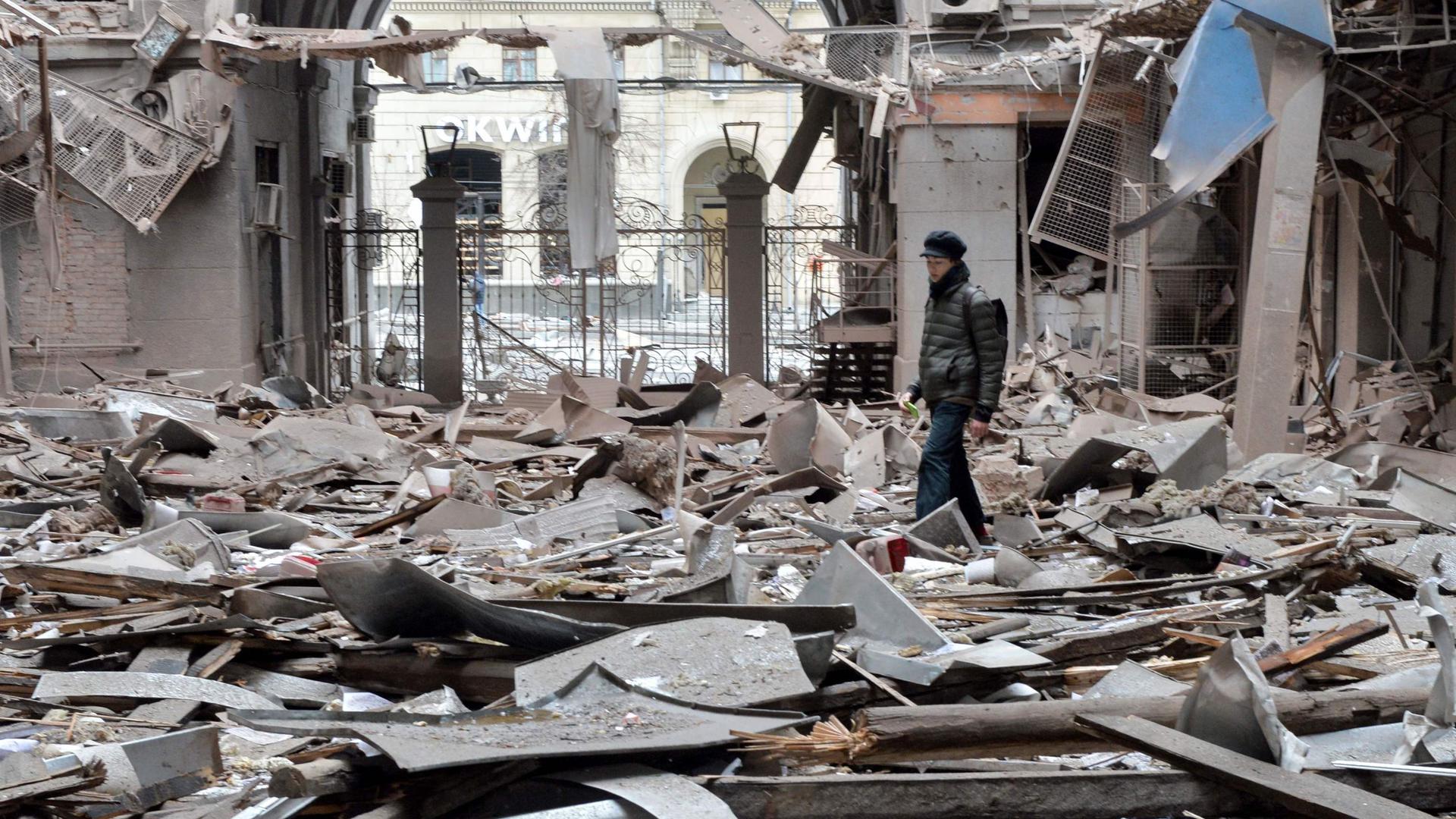 Continua a destruição da segunda maior cidade ucraniana, Kharkiv.