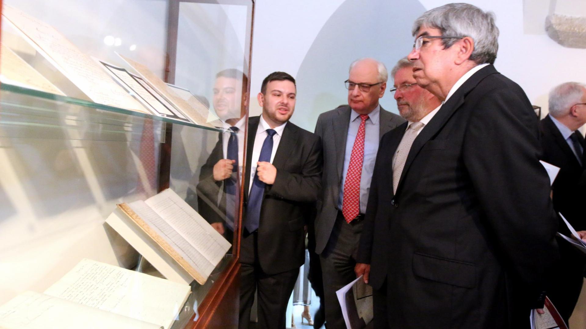O presidente do Parlamento luxemburguês, Mars di Bartolomeo (segundo à direita), e o seu homólogo português, Eduardo Ferro Rodrigues (à direita), na inauguração da exposição, no dia 12 de Setembro.

