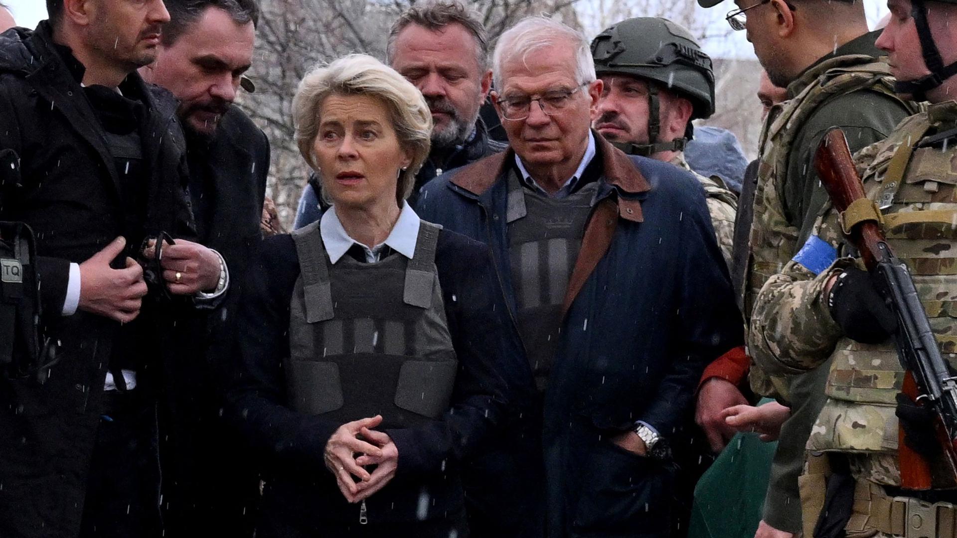 Presidente da Comissão Europeia, Úrsula Von der Leyen, visita Bucha, localidade perto de Kiev, onde decorrem investigações sobre a ocorrência de crimes de guerra alegadamente cometidos pelas tropas russas.