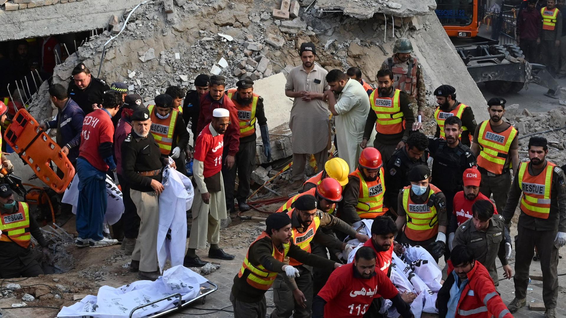 Explosão em mesquita em Peshawar, Paquistão.