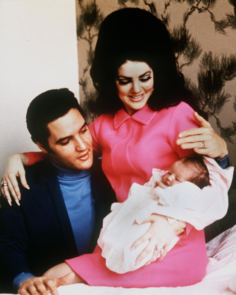 Elvis Presley e Priscilla com a bebé Lisa Marie
