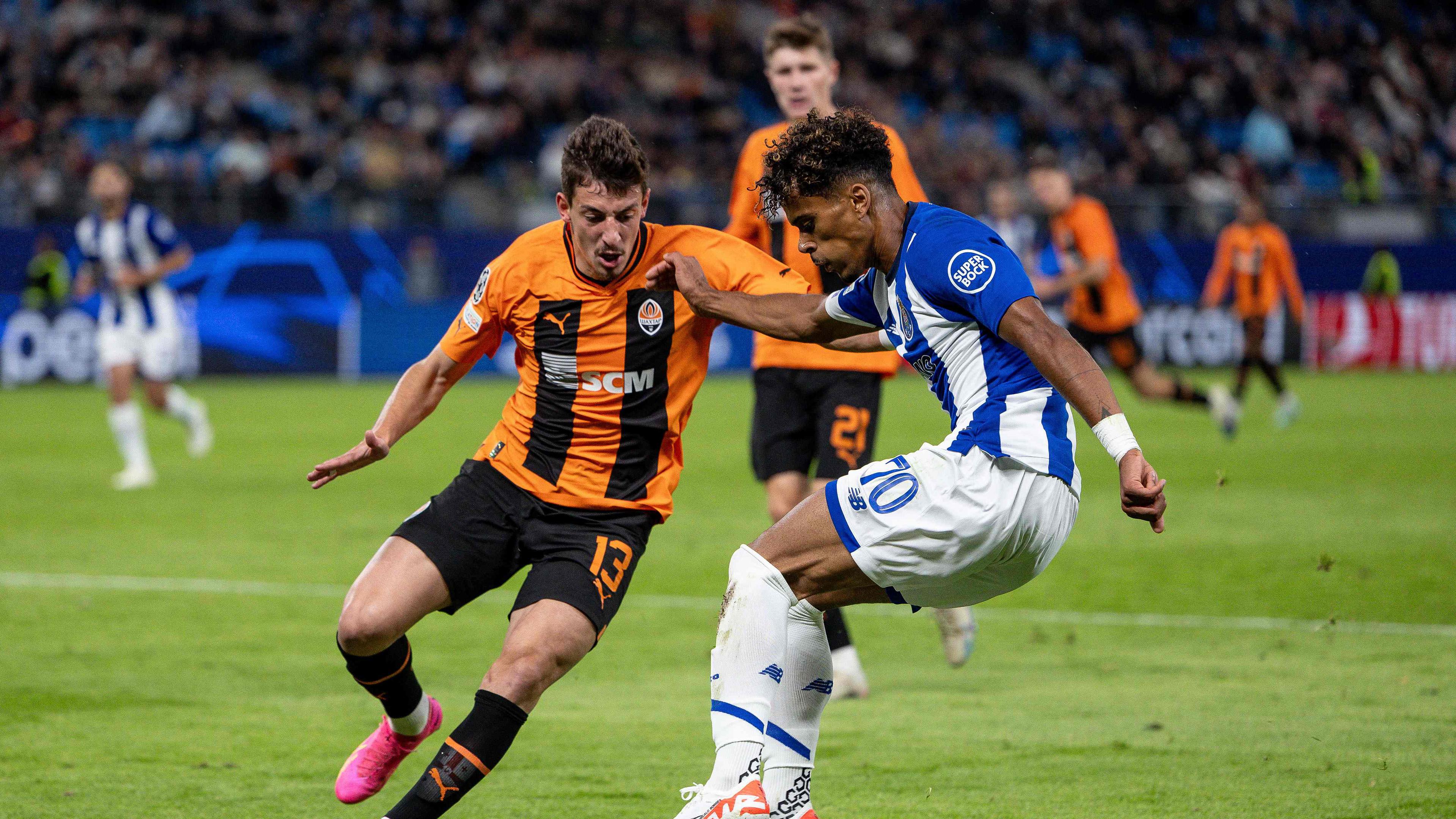 Galeno gosta de jogar frente ao Shakhtar. FC Porto vence e está