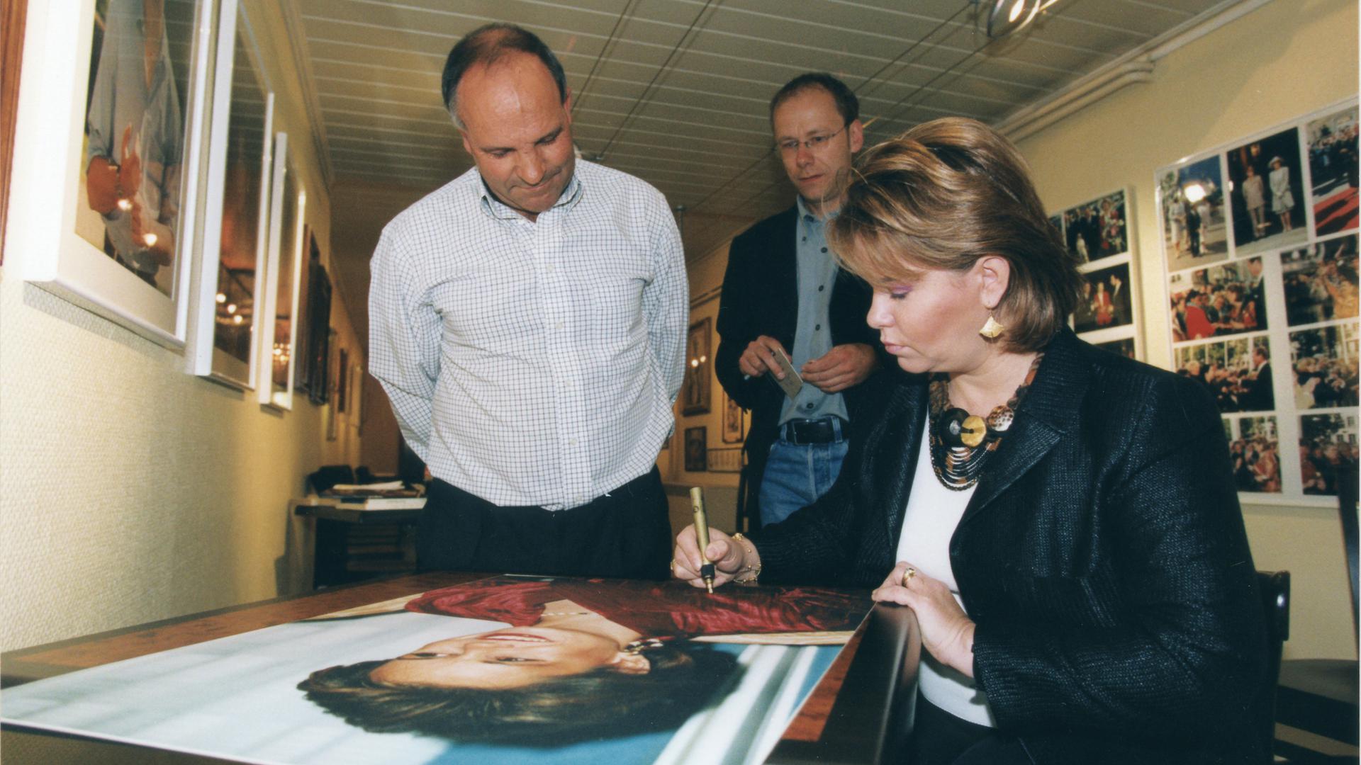A Grã-Duquesa a assinar o seu retrato feito por Manuel Dias