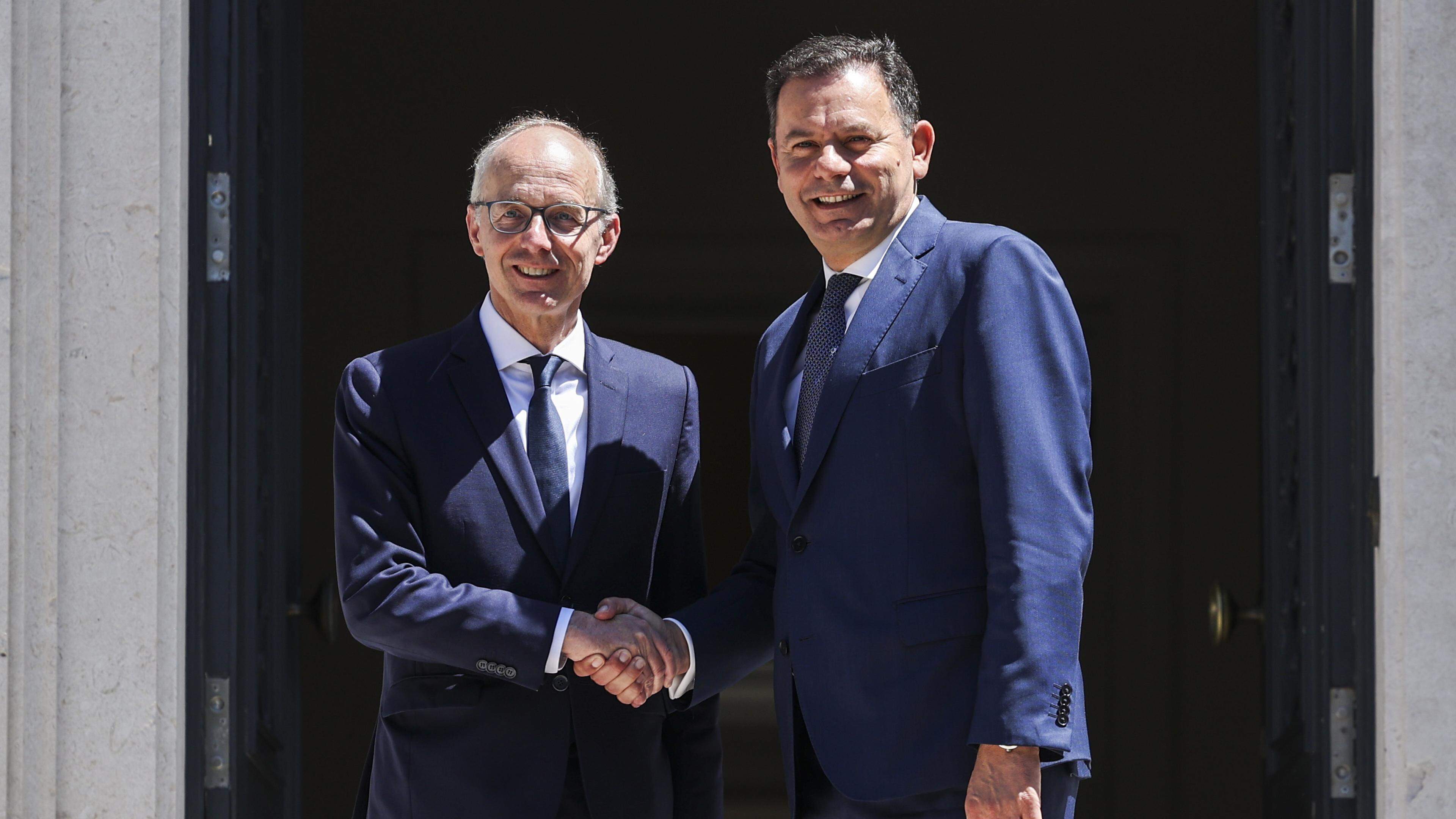 O primeiro-ministro do Luxemburgo, Luc Frieden (à esquerda), e o chefe do executivo português, Luis Montenegro.