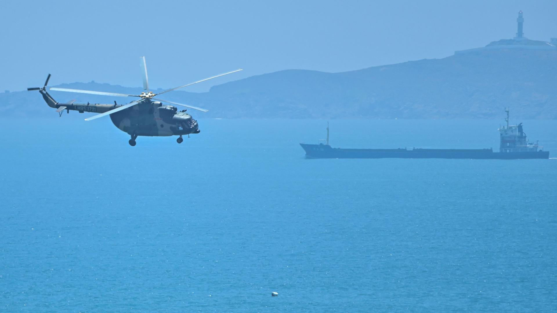 Helicóptero militar chinês passa pela ilha Pingtan, um dos pontos mais próximos da China continental a partir de Taiwan, na província de Fujian.
