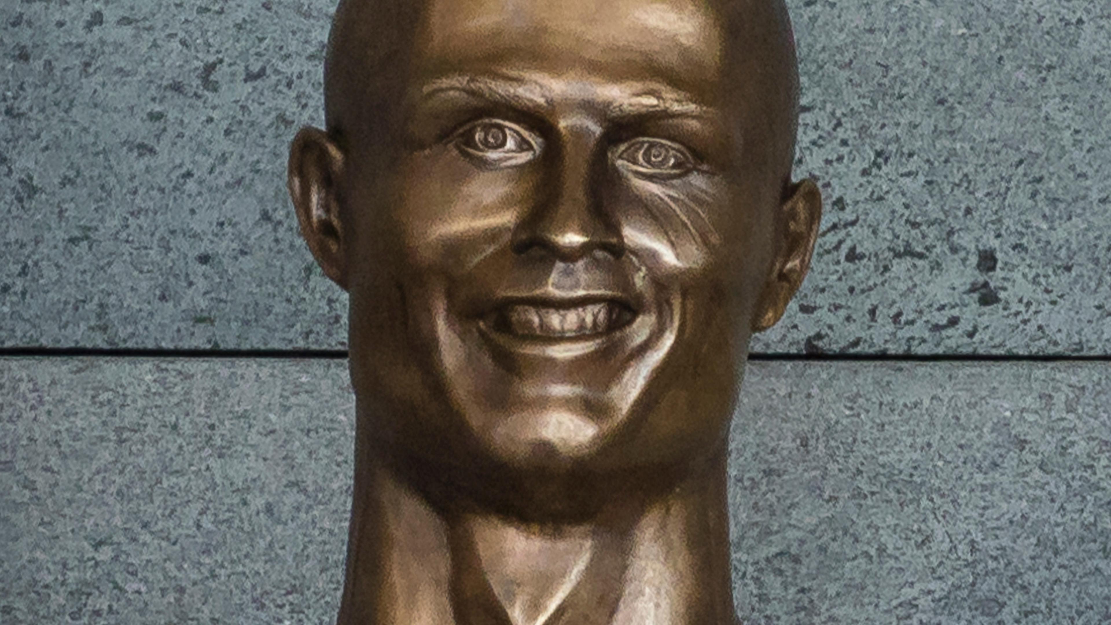 Autor do busto de Cristiano Ronaldo está satisfeito com a peça e