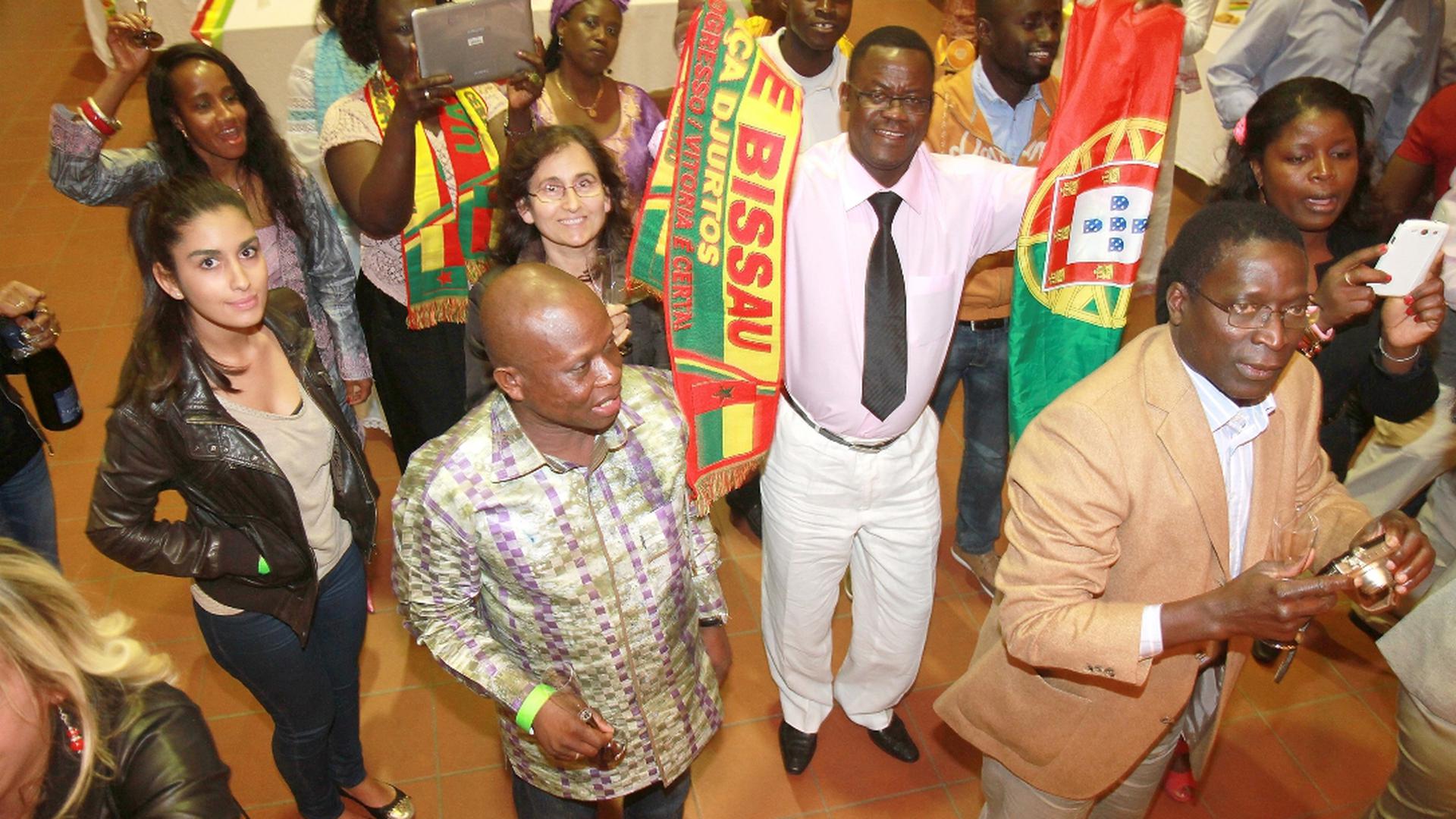 Duas bandeiras para estes emigrantes que têm a nacionalidade portuguesa e a Guiné-Bissau no coração