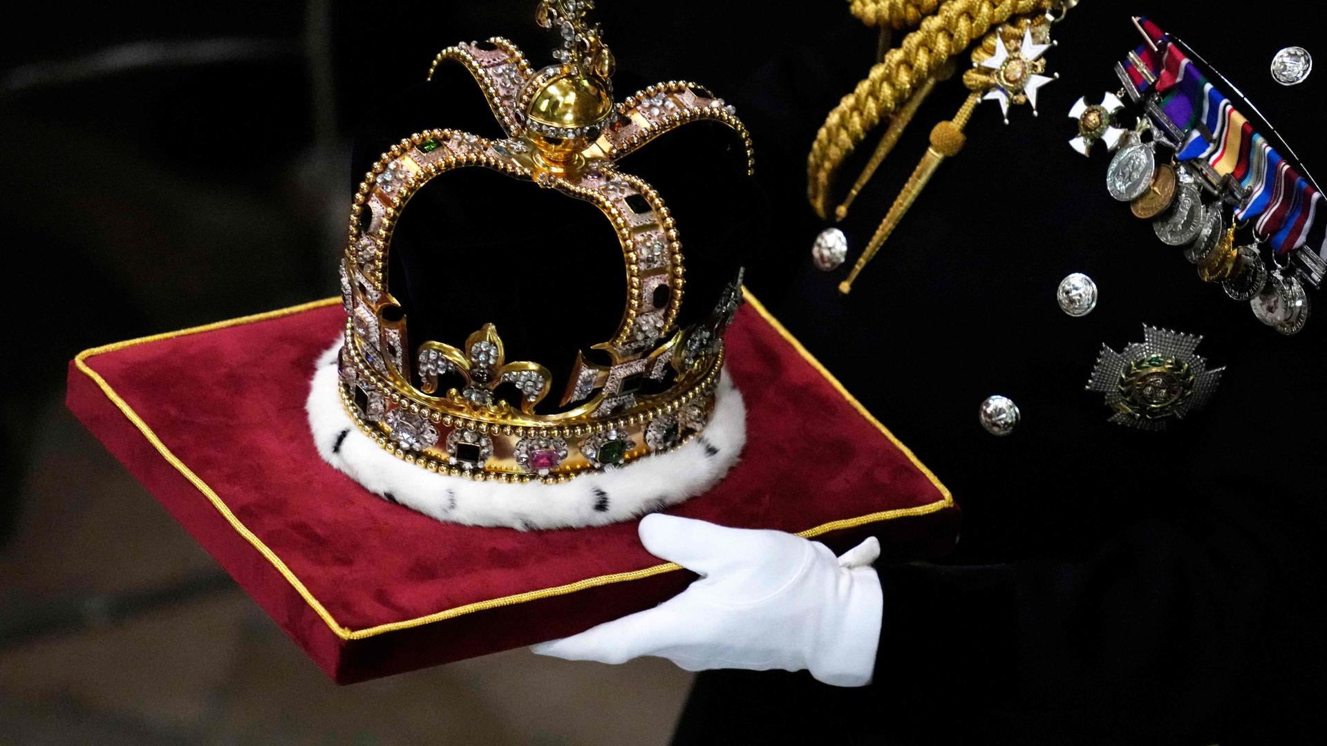 A coroa de Santo Eduardo que passa a pertencer a Carlos III.
