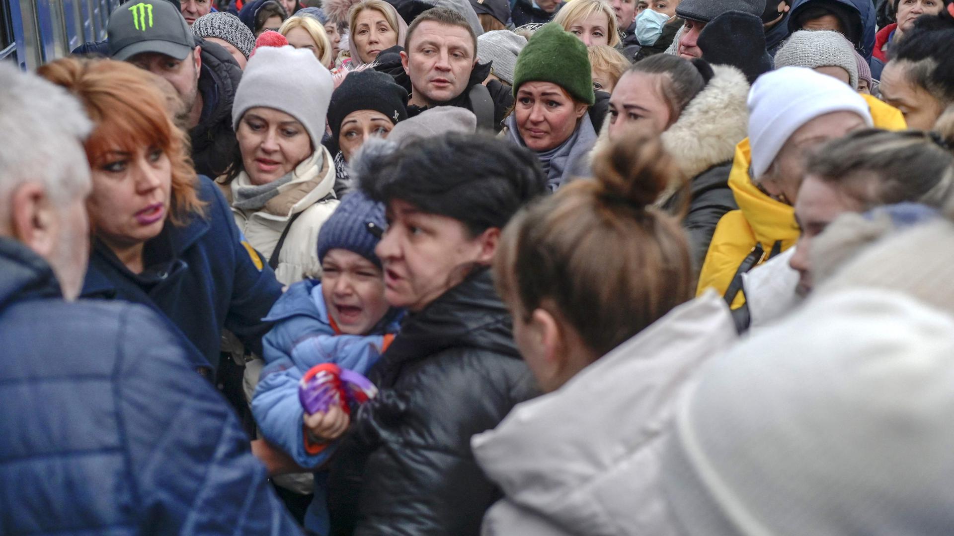 Cidadãos ucranianos tentam entrar num comboio na estação de Odessa, que as autoridades pensam ser um dos próximos alvos militares da Rússia, depois da invasão de 24 de fevereiro. 