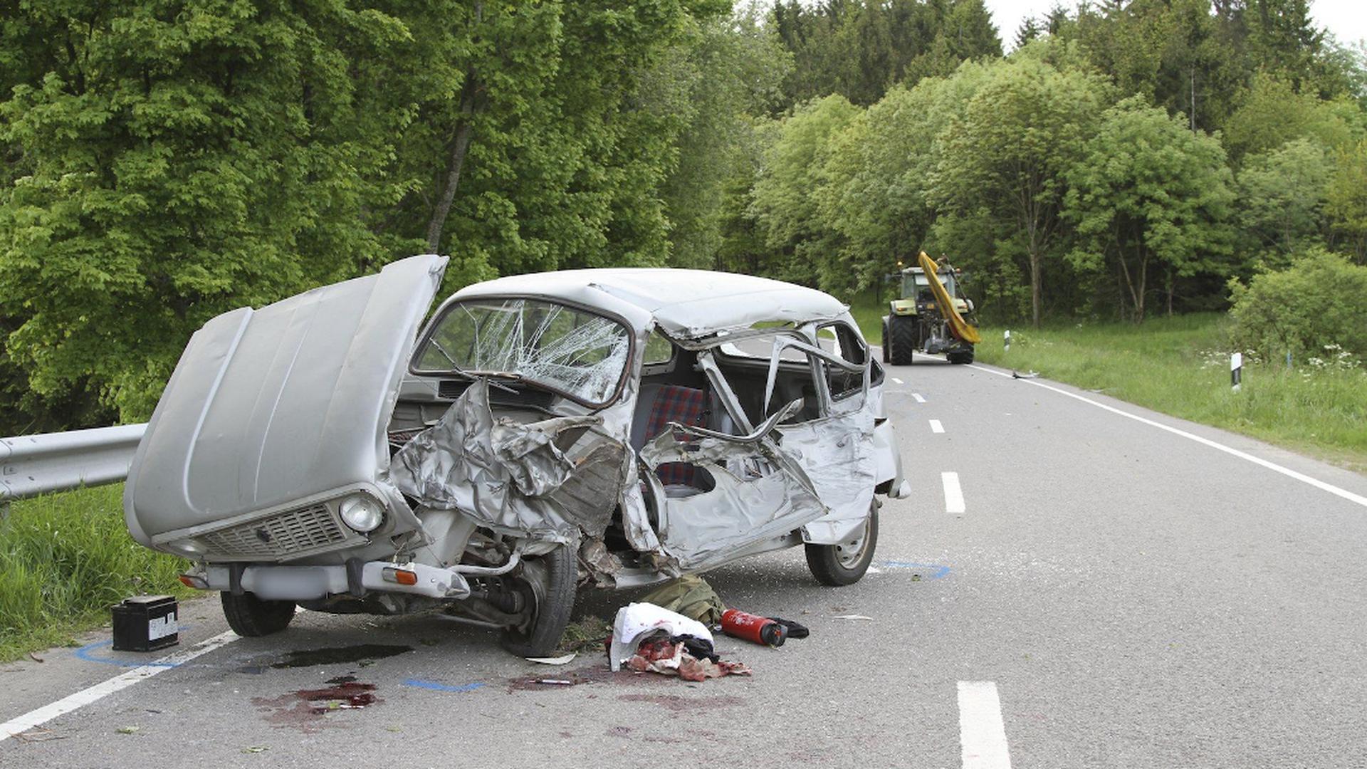 O condutor do ligeiro, de 59 anos, foi cuspido do veículo e sucumbiu no local ao seus ferimentos graves. O automóvel ficou completamente destruído.