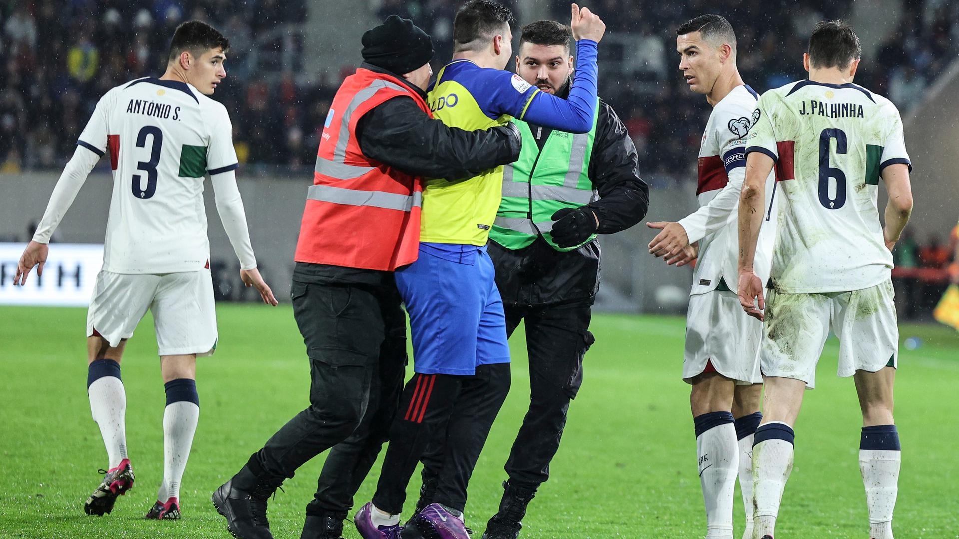Um adepto com o equipamento do Al Nassar corre para o relvado para cumprimentar Cristiano Ronaldo, depois deste ter marcado golo frente ao Luxemburgo.