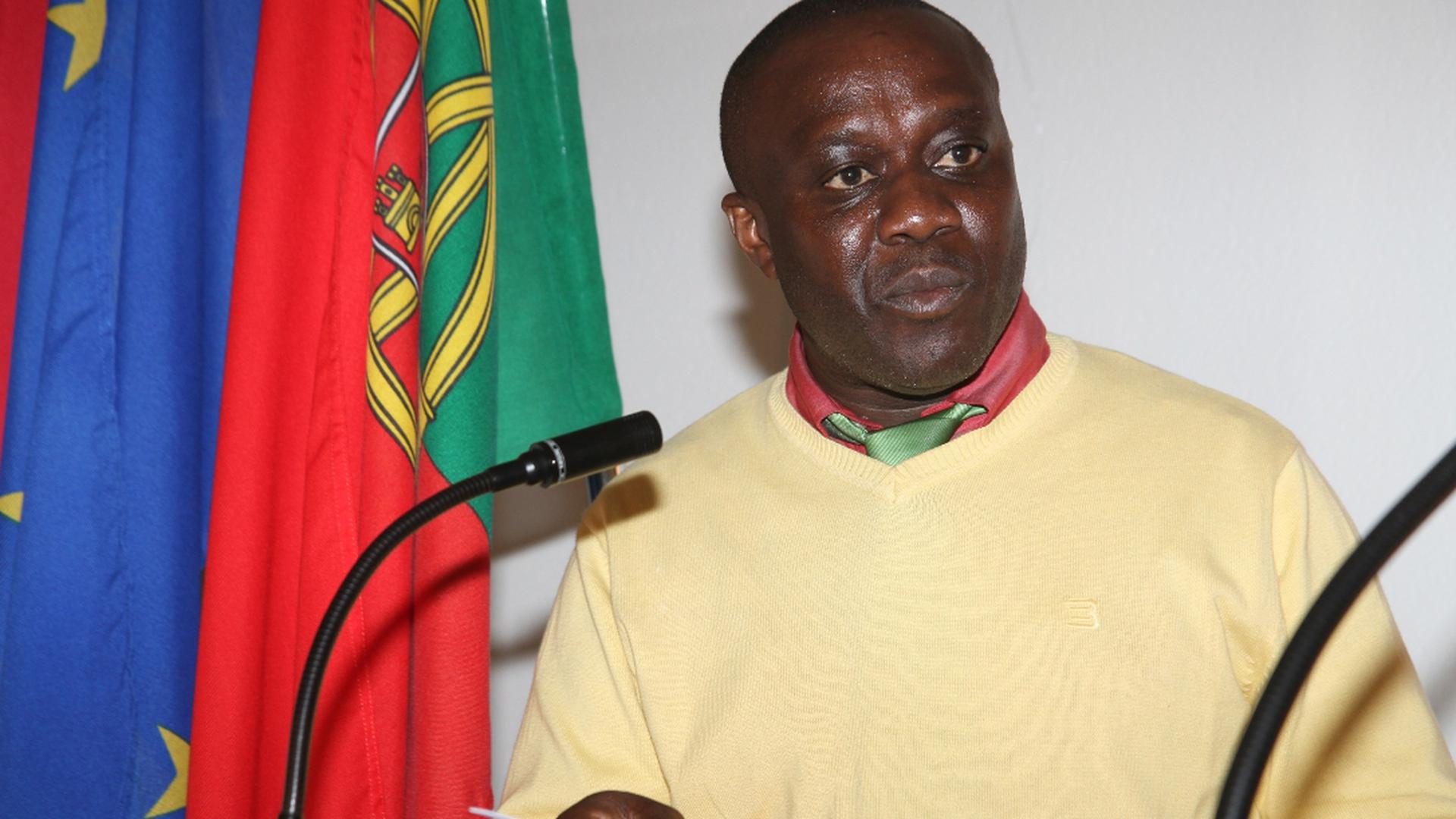 Quintino Gomes, da associação Luso-Guineense Bissau Lanta, diz que os emigrantes de origem guineense são obrigados a sair de Portugal para fugir à crise. Um duplo encargo para quem deixou família nos dois países, e tem de partilhar o pouco que ganha com a família na Guiné e em Portugal