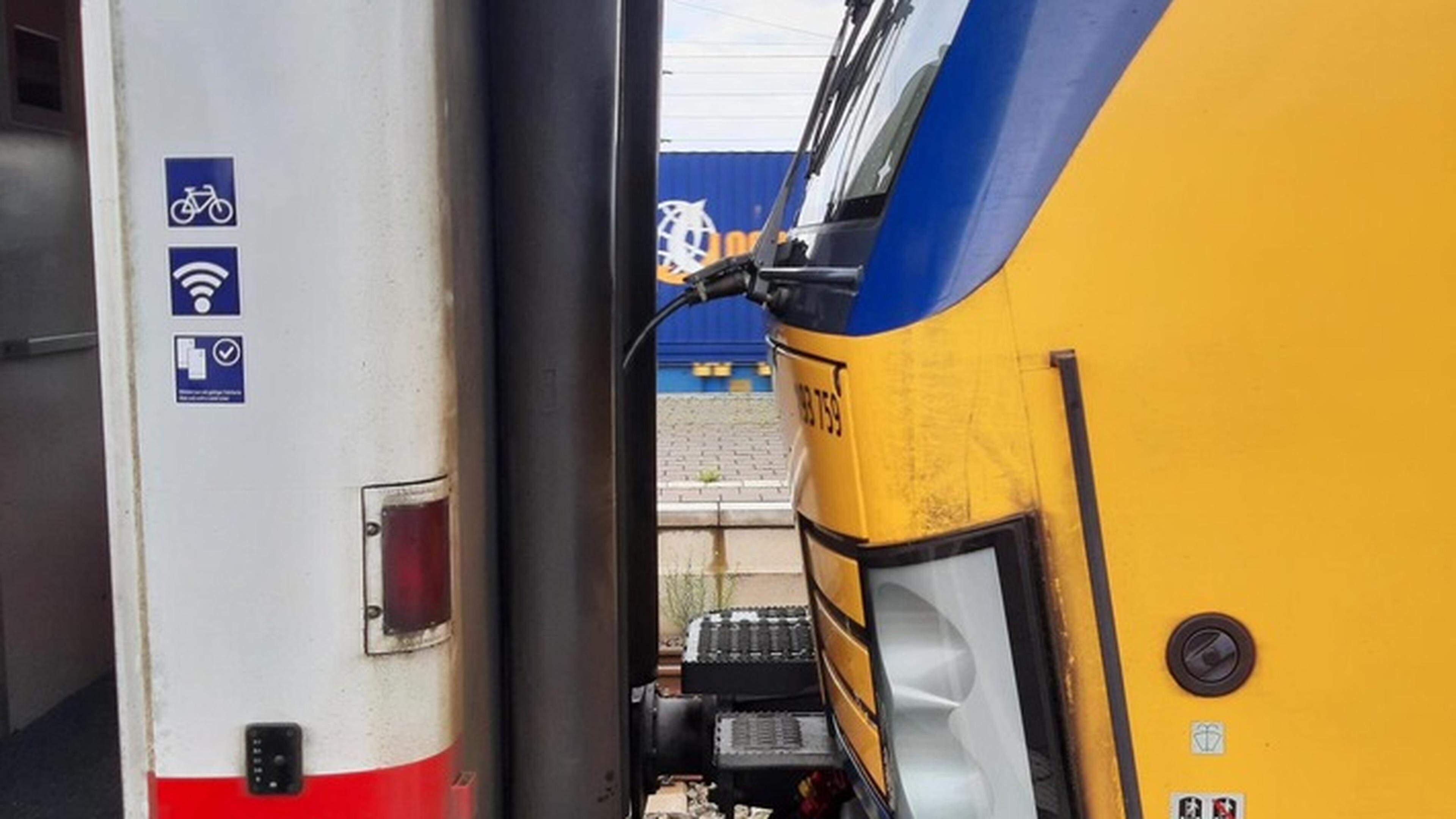 Auf diesem Trittbrett am Heck der Lokomotive zum ersten Waggon fuhr der 46-Jährige mit. / Foto: Bundespolizei