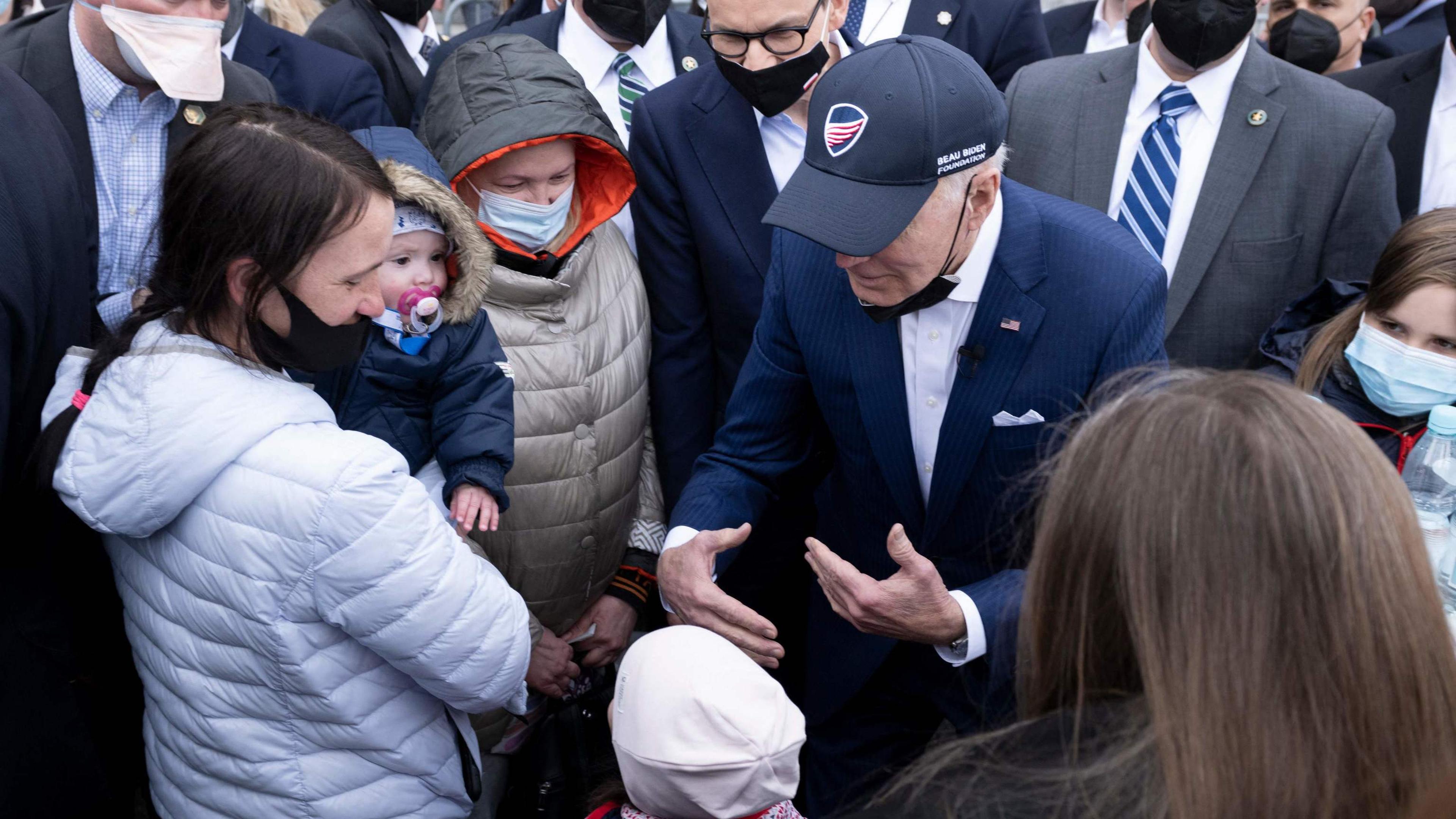 O primeiro-ministro polaco, Mateusz Morawiecki, vê o presidente dos Estados Unidos, encontrar-se com refugiados da Guerra da Rússia contra a Ucrânia no estádio PGE Narodowy em Varsóvia.