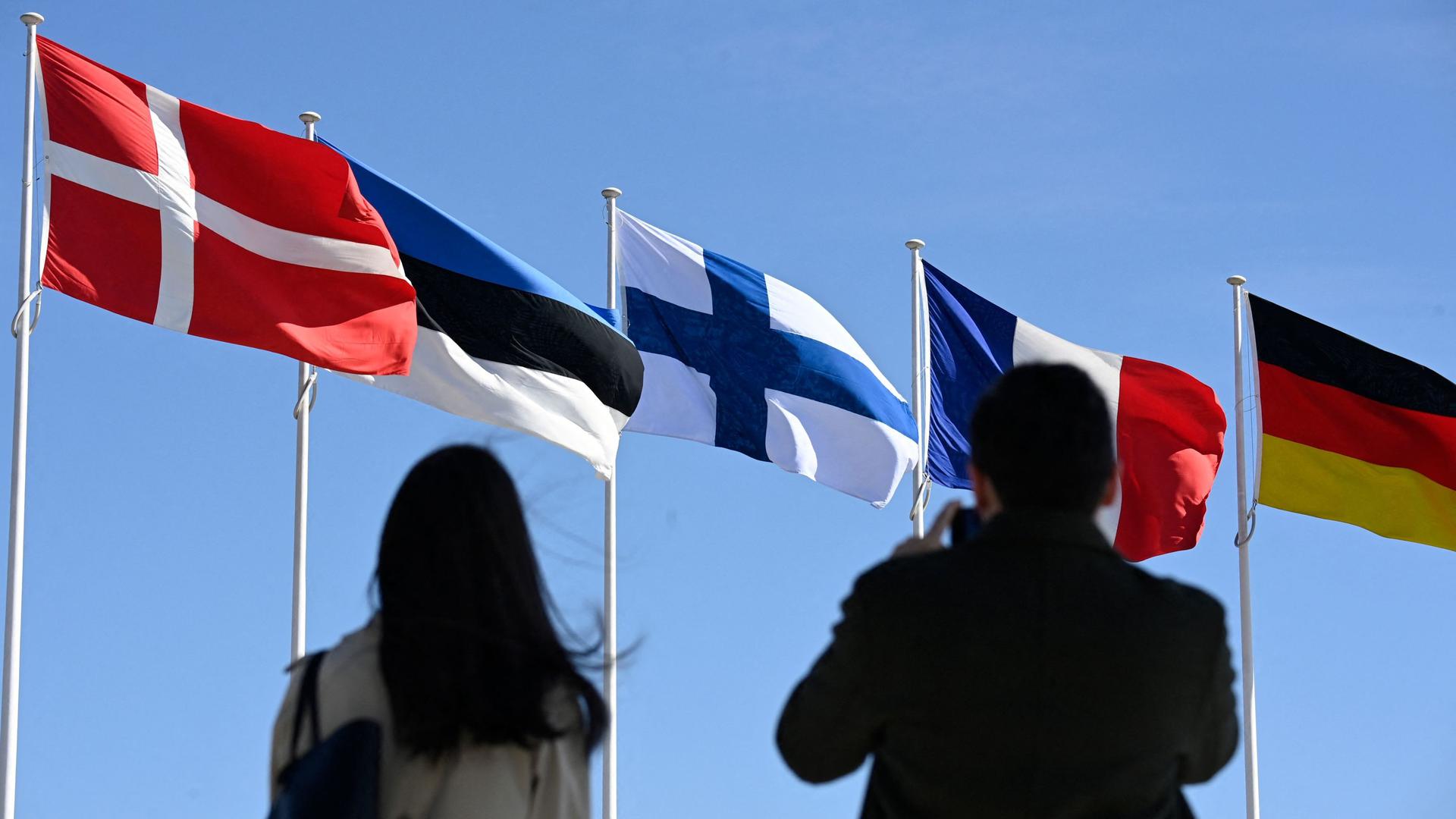 Bandeira finlandesa com as outras bandeiras da NATO 