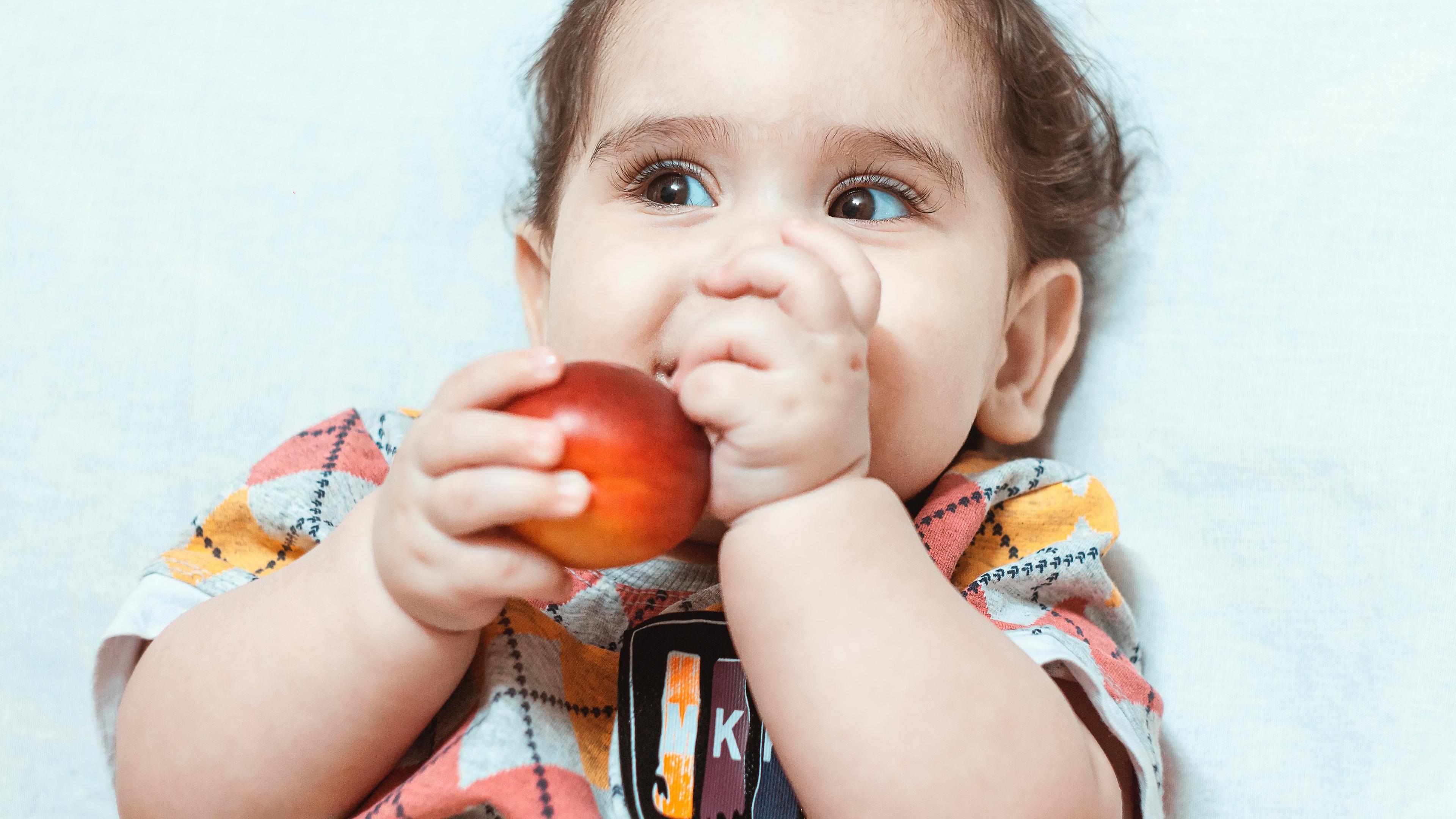 Justiça proíbe mãe de ver o filho por escolher alimentação vegetariana ao  bebê