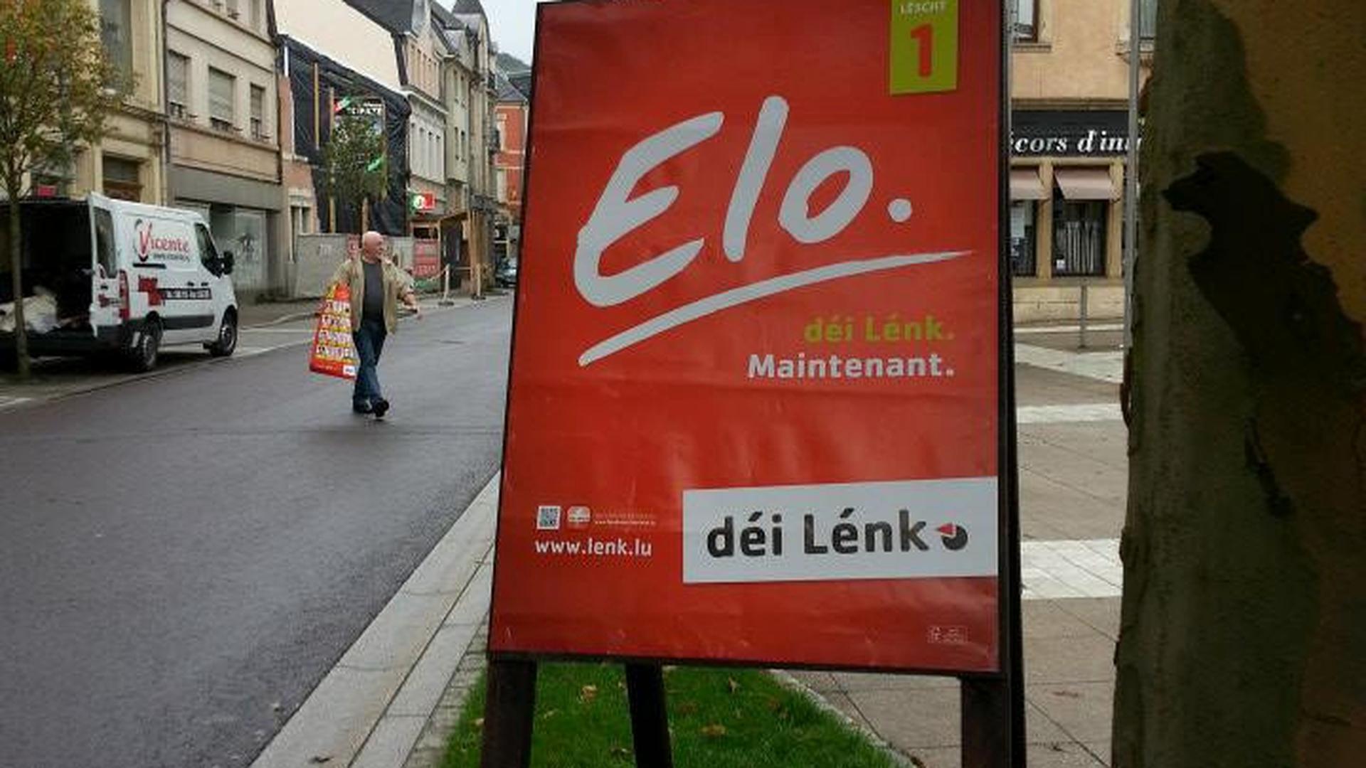 O "Déi Lénk" ("A Esquerda") é o partido equivalente ao Bloco de Esquerda em Portugal, tendo os dois partidos assinado acordos de cooperação. O slogan nestas legislativas é “Elo” ("Agora", em luxemburguês), que aparece também traduzido em francês ("Maintenant"). Caso único na campanha.