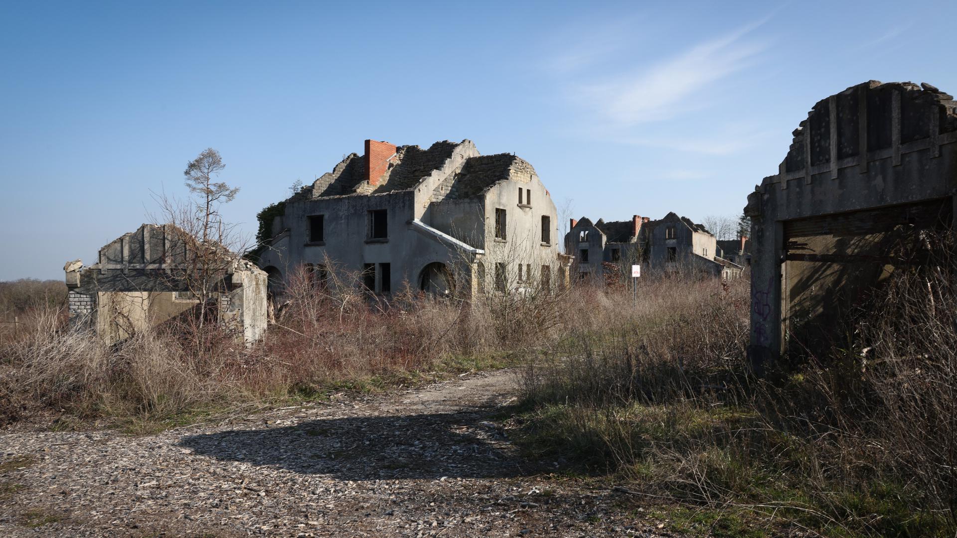 De acordo com as necessidades do projeto, os antigos edifícios de Ban Saint-Jean podem vir a ser demolidos, total ou parcialmente. 