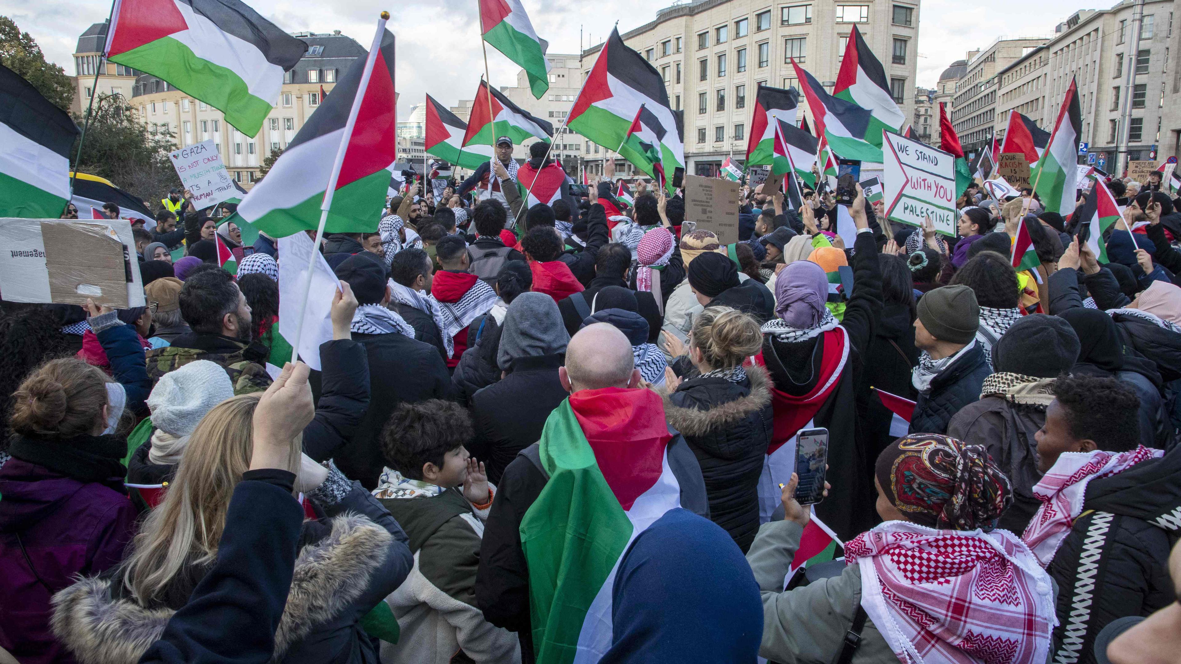 Em protesto, Luxemburgo cala a boca com esparadrapo