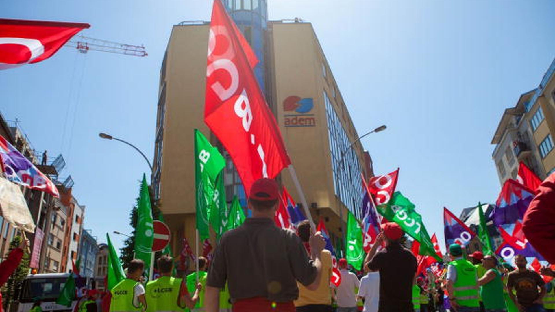 Mais de 200 funcionários da Luxair participaram, esta quinta-feira, num protesto organizado pelos sindicatos OGB-L, LCGB e NGL-Snep em frente ao Ministério do Trabalho