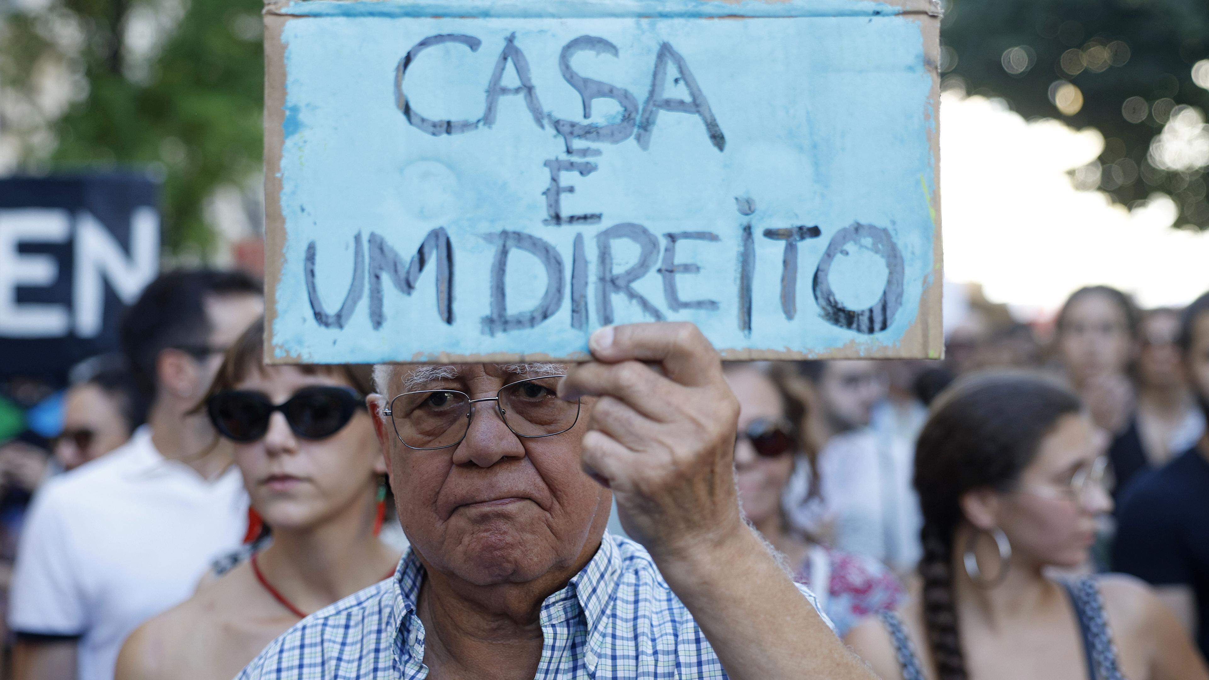 Manifestantes protestam durante a manifestação "Casa para Viver, Planeta para Habitar", contra a precariedade e o aumento do custo de vida, convocada pelas plataformas Casa para Viver e Their Time to Pay, em Lisboa, 30 de setembro de 2023. 