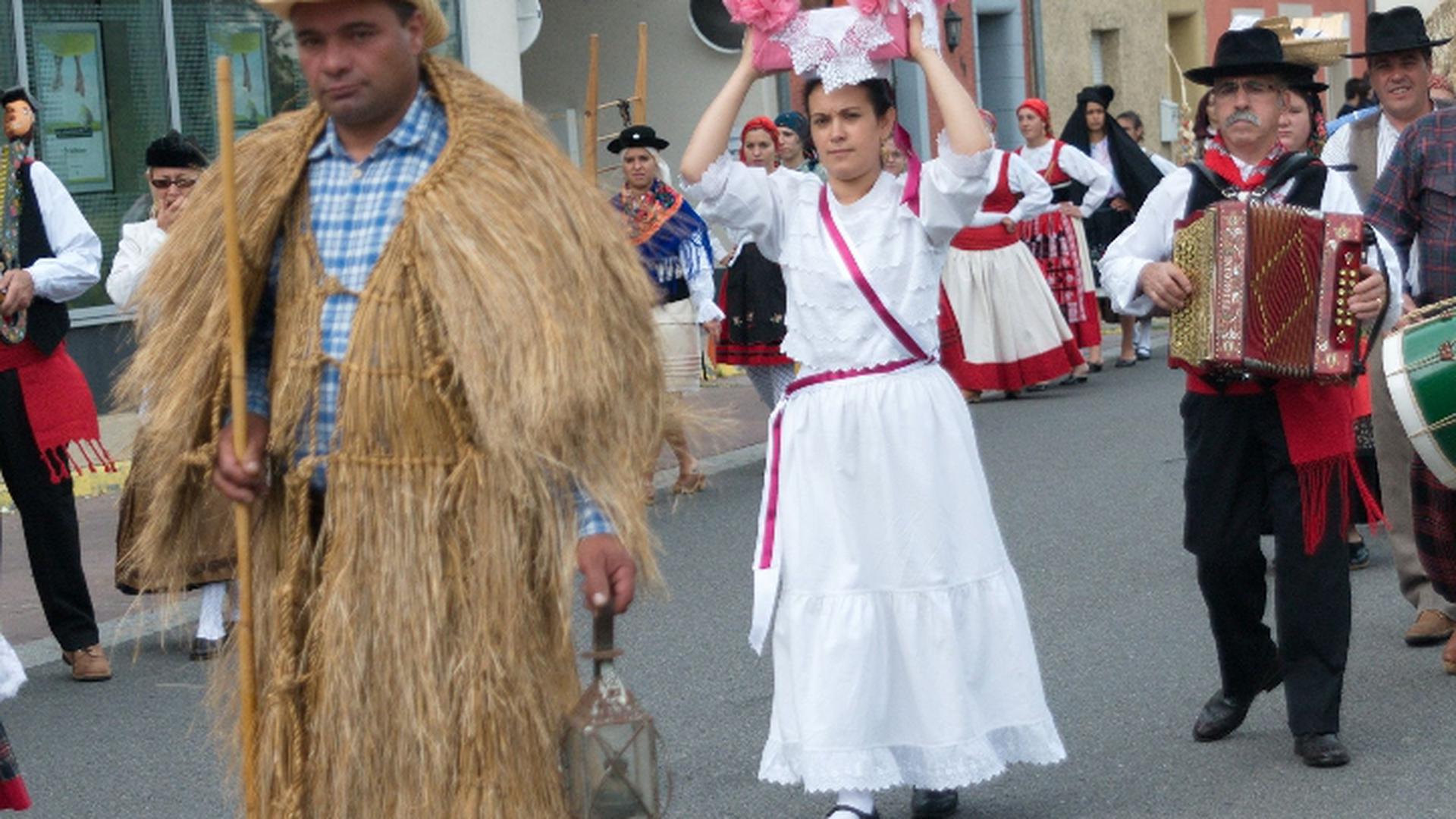 Outro dos trajes com que o rancho Danças e Cantares Aldeias de Portugal desfilou