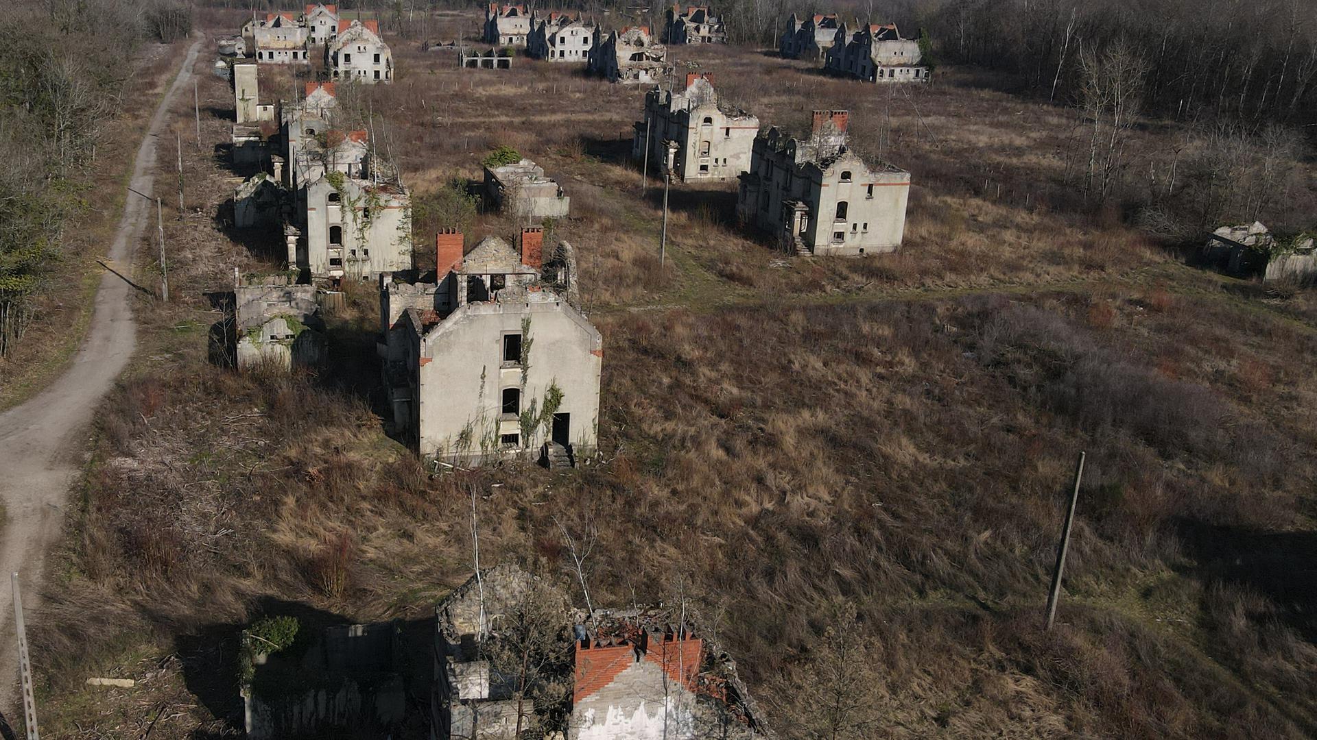 Casas em ruínas no campo de Ban Saint-Jean, em Boulay-Moselle. 