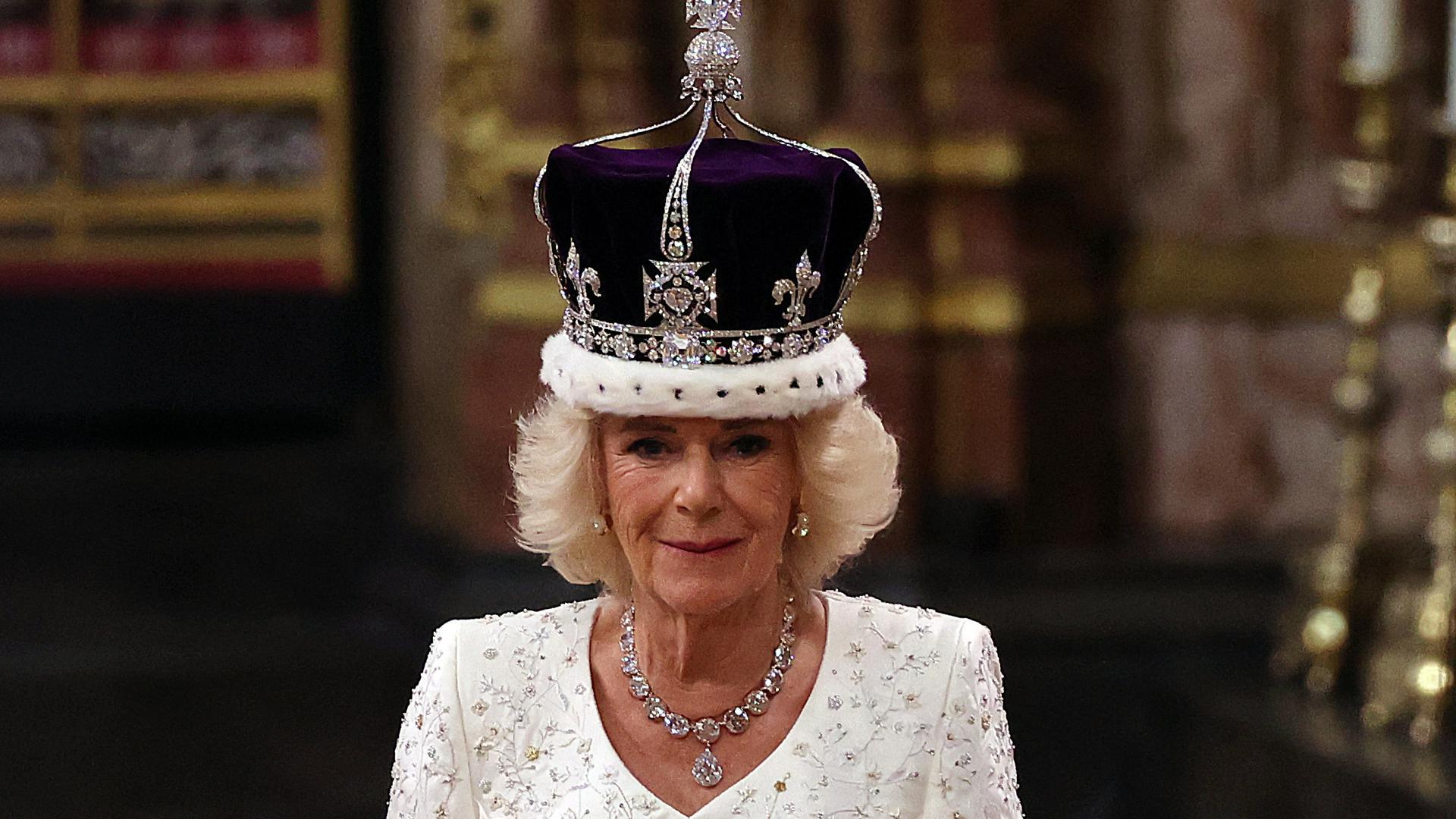 A rainha Camilla após ser coroada na abadia de Westminter.