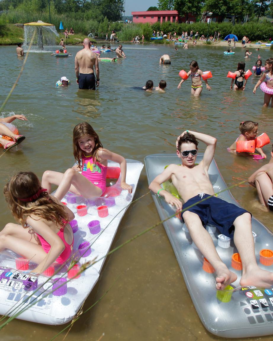 O calor convida a banhos nos lagos e piscinas no fim-de-semana.