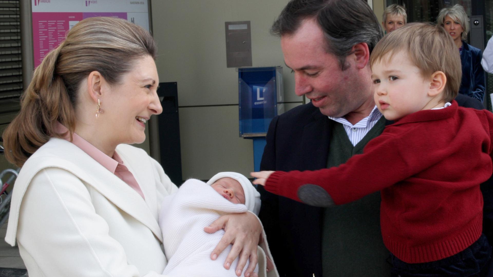 Os mimos do pequeno Príncipe Charles ao seu novo irmão, o bebé François à saída da maternidade, ao colo da princesa Stéphanie e sob o olhar de carinho do pai Guillaume.