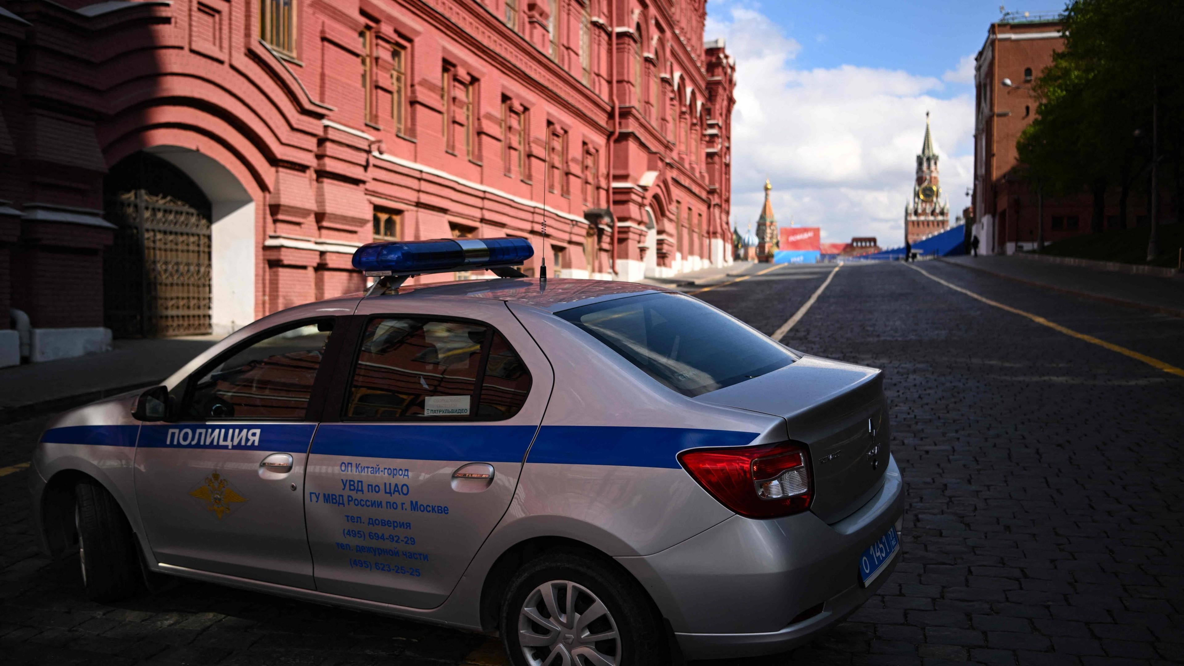 Um carro da polícia é visto estacionadojunto à Praça Vermelha no centro de Moscovo nesta quarta-feira.