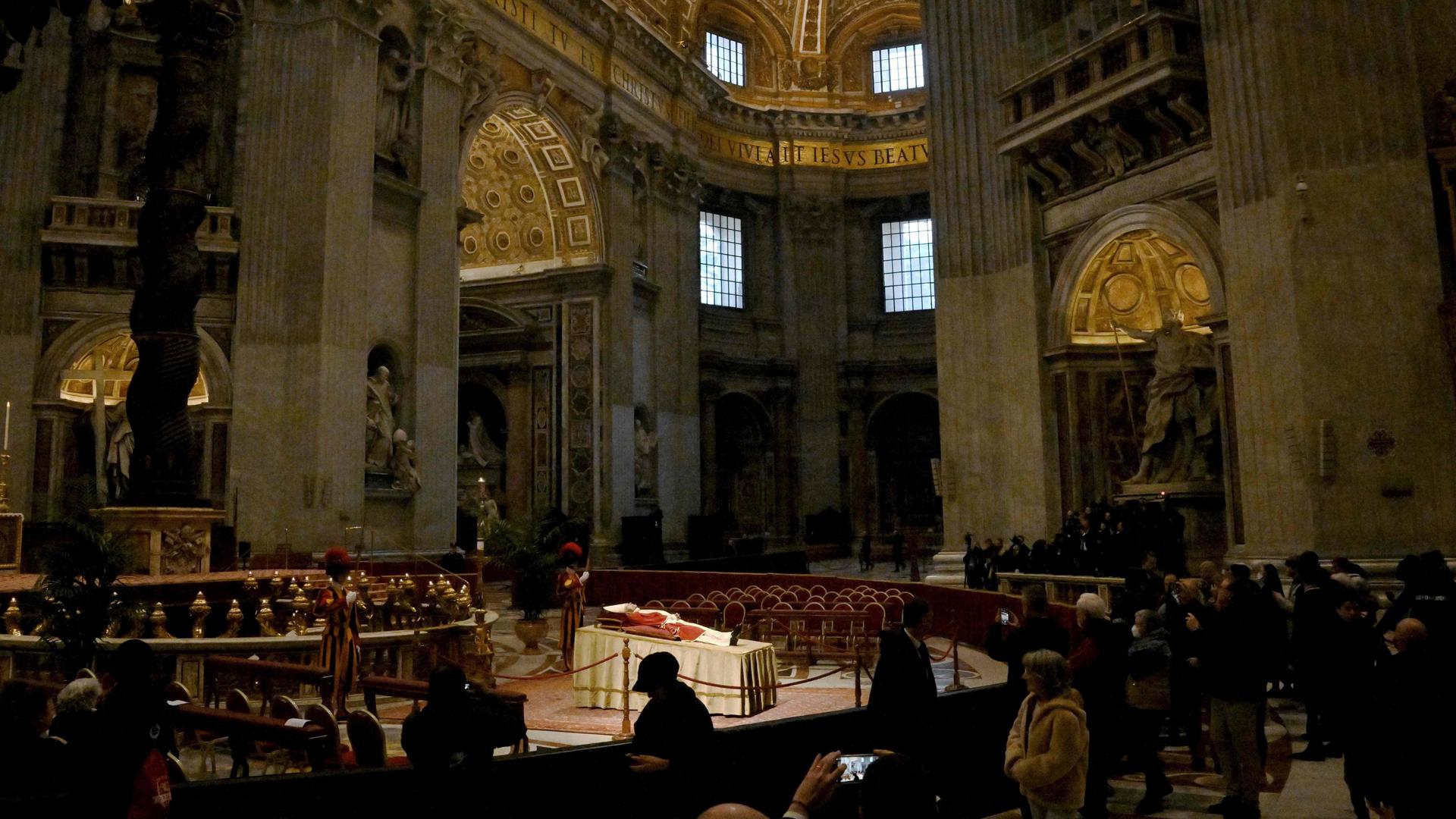 As cerimónias fúnebres do Papa emérito Bento XVI iniciaram-se esta segunda-feira, dia 2, com o velório na Basílica de São Pedro, Vaticano.