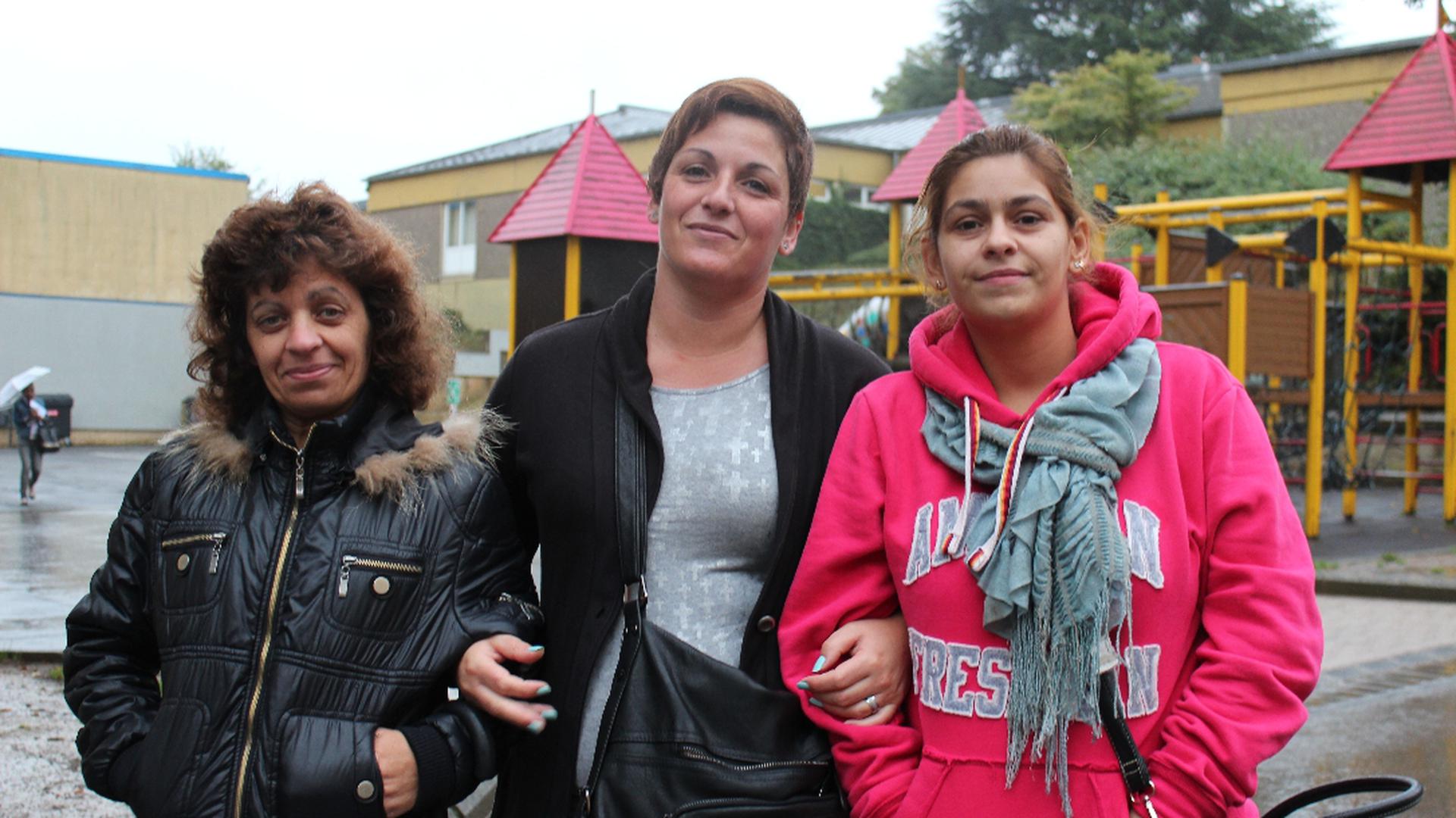 As mães portuguesas marcam presença no regresso à escola dos filhos: Dora Venâncio, Conceição Andrade e Elizabete Vieira (da esq. para a direita)