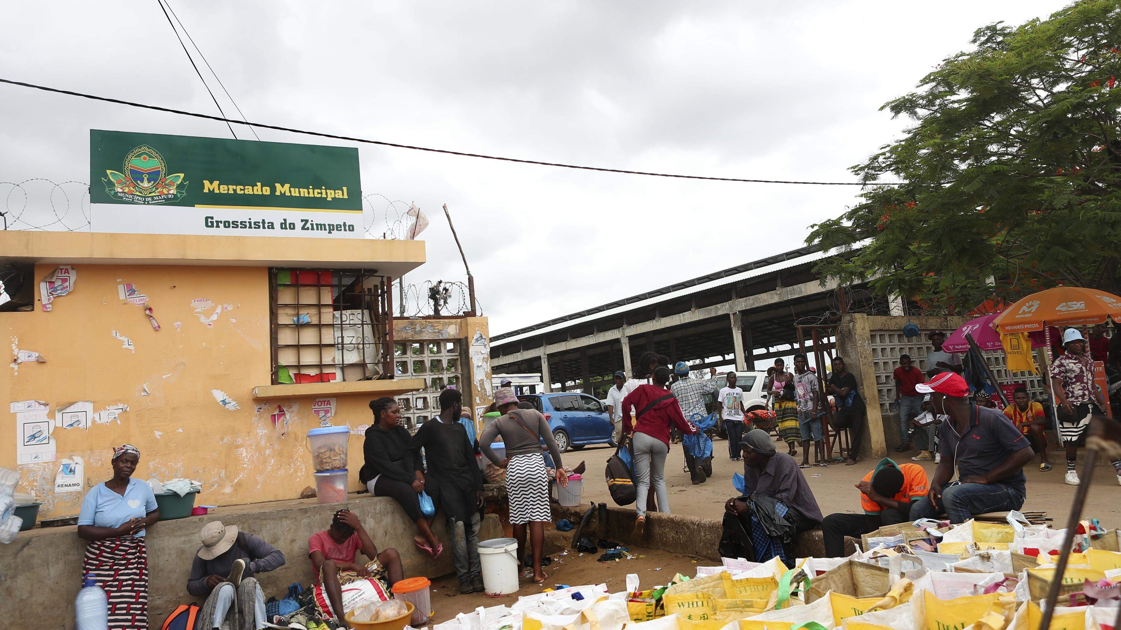 Comerciantes no mercado grossista do Zimpeto onde se tem verificado uma subida de preços nos bens para o "menu" de Natal e Fim de Ano, em Maputo, Moçambique, 14 de dezembro de 2023. Segundo dados do Instituto Nacional de Estatística (INE), Moçambique “registou uma subida do nível geral de preços na ordem de 5,36%” a 12 meses, até novembro, influenciada pela alimentação. Só no espaço de um mês, face a outubro, os preços em Moçambique subiram 1,17%, influenciados pelo aumento de custos com produtos alimentares e bebidas, referiu o INE. (ACOMPANHA TEXTO DA LUSA DO DIA 18 DE DEZEMBRO DE 2023). LUÍSA NHANTUMBO/LUSA
