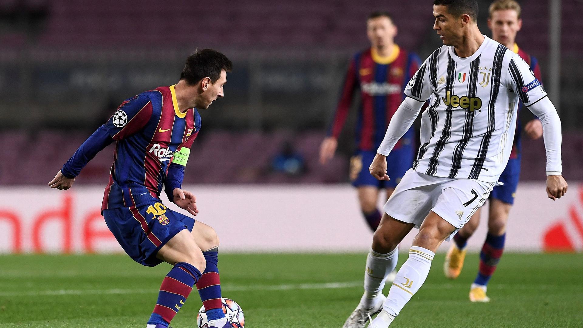 Cristiano Ronaldo e Leonel Messi em campo, num jogo entre a Juventus e o Barcelona.