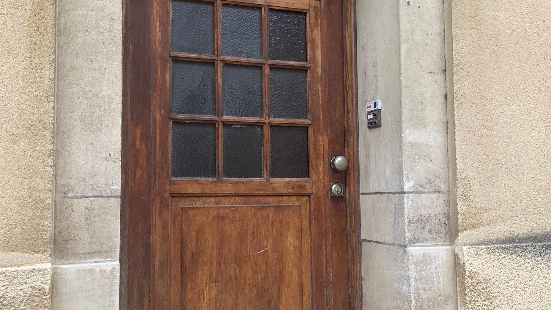 A porta do edifício em Bonnevoie onde o crime foi cometido, no dia 22 de dezembro.