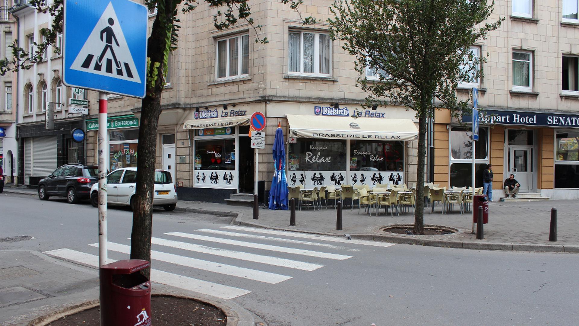 Este café é propriedade de portugueses. Os proprietários têm de chamar várias vezes por semana a polícia porque, muitas vezes, os toxicodependentes utilizam a esplanada do estabelecimento para se injectarem