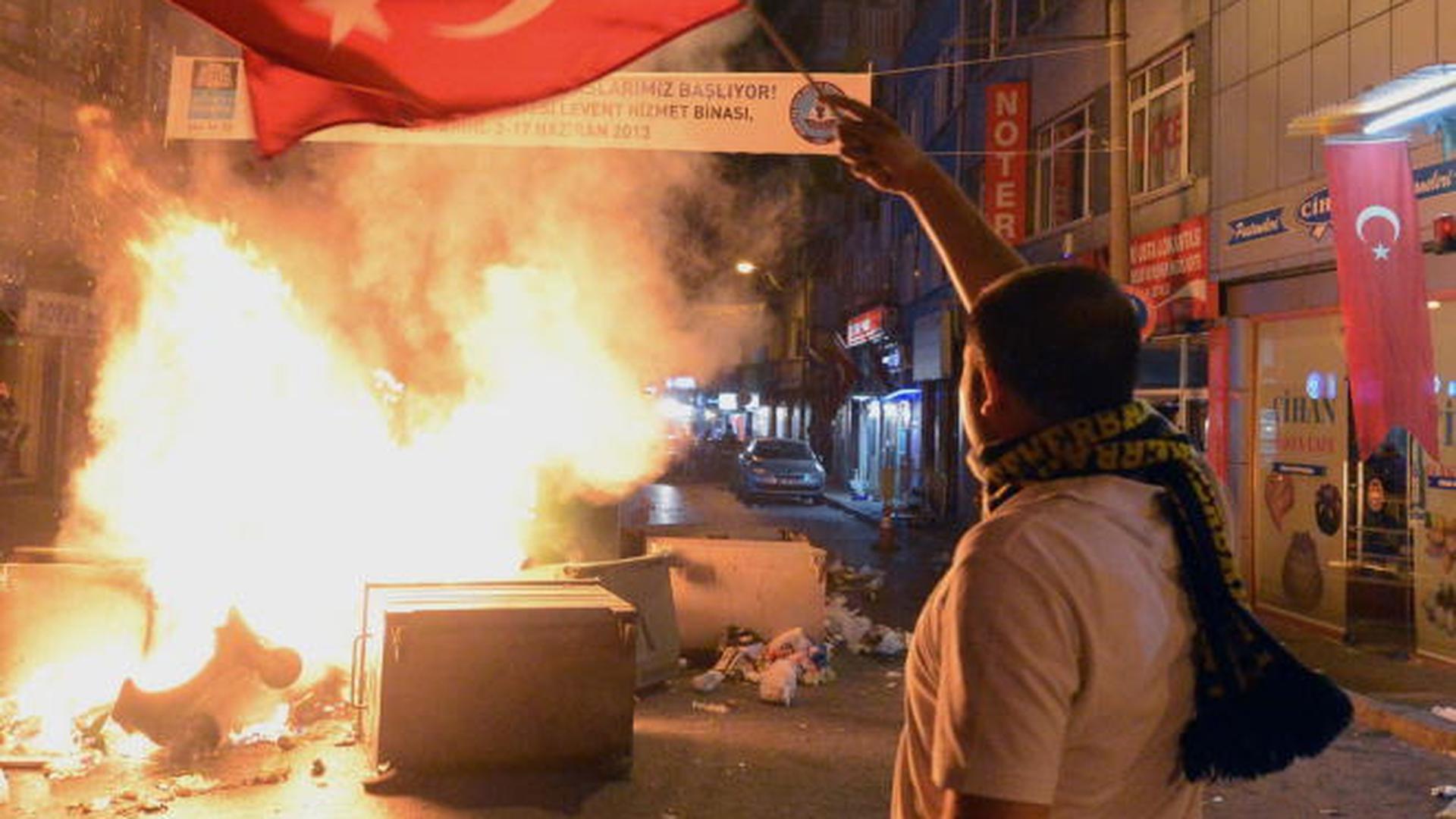 A noite foi violenta na Turquia. Os protestos contra o Governo de Erdogan entram hoje no terceiro dia, com os olhos do mundo postos na Turquia 