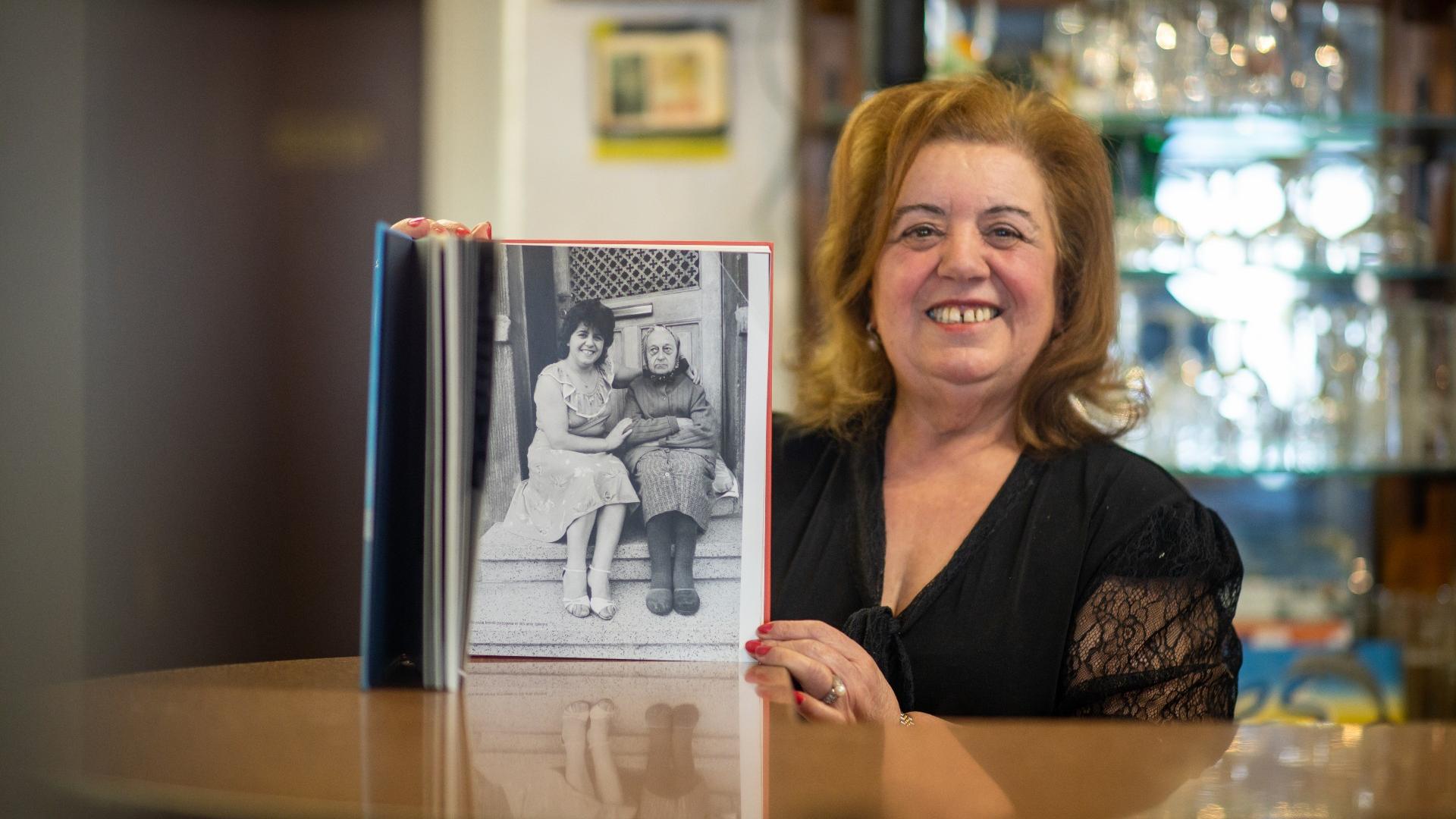 Inês Afonso é a proprietária do café desde 1985. Na foto, mostra uma imagem sua ao lado de uma vizinha, parte de uma exposição.