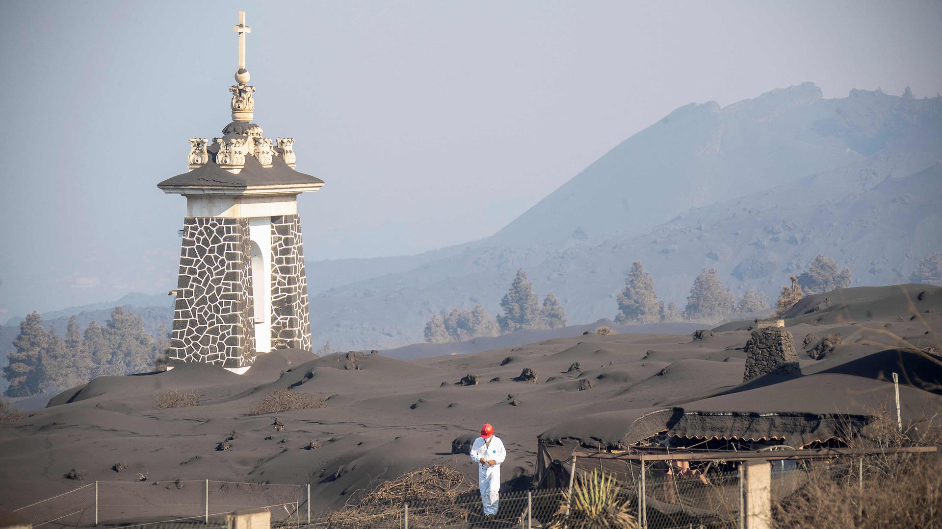 Membro da unidade de emergência do exército espanhol caminha num terreno coberto de cinzas do vulcão, em Las Manchas. 
