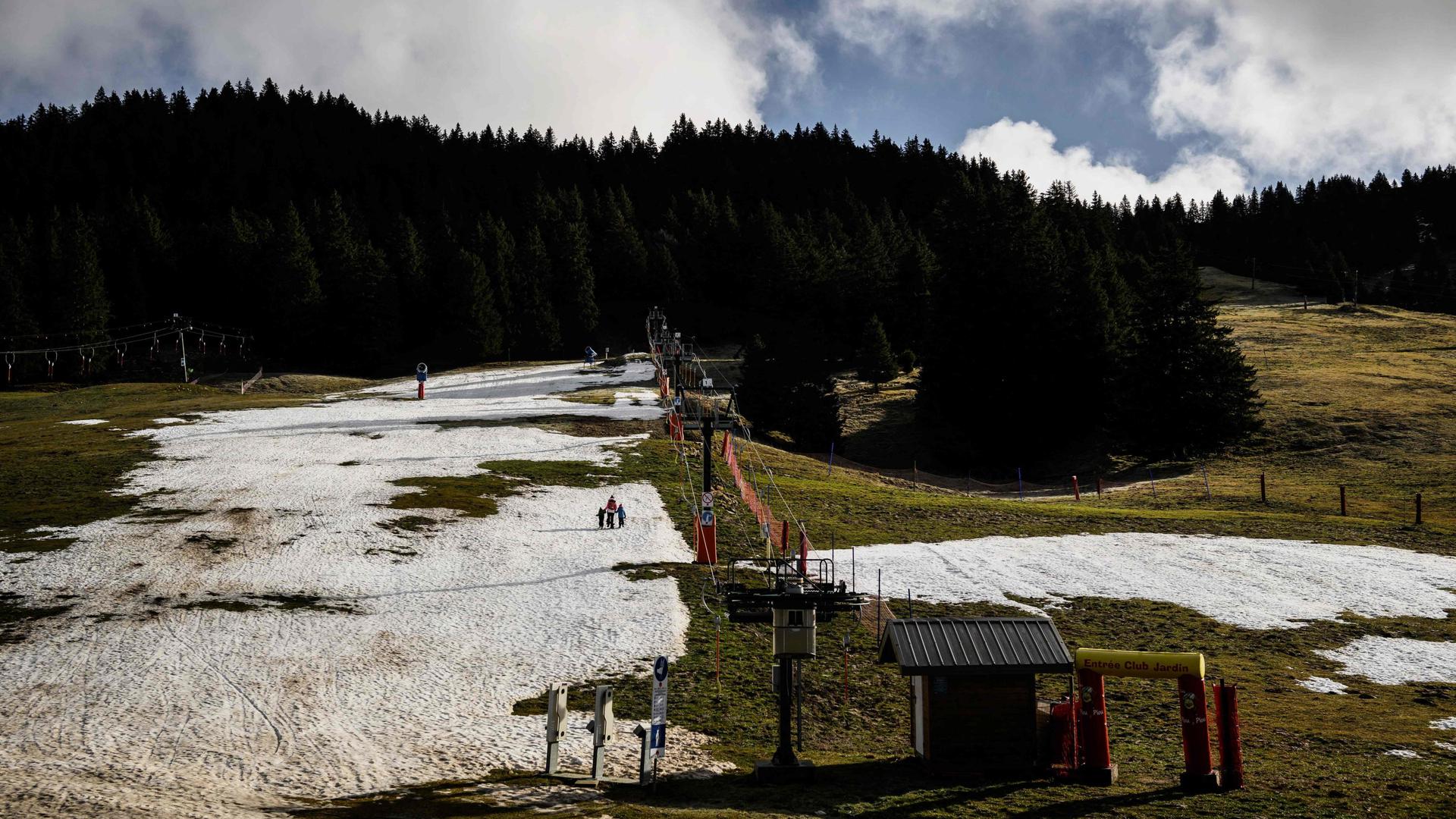 A estância de esqui Le Semnoz, perto de Annecy, nos Alpes Franceses, teve de fechar temporariamente devido à falta de neve. -